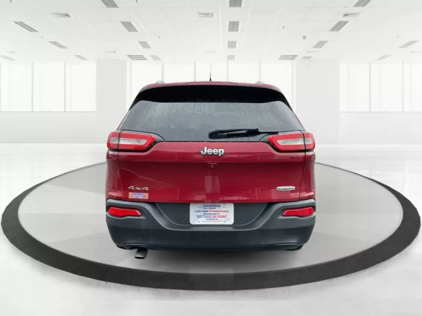 2015 Jeep Cherokee Latitude (1C4PJMCB4FW) with an Other engine, located at 1230 East Main St, Xenia, OH, 45385, (937) 908-9800, 39.688026, -83.910172 - **Adventure Awaits: 2015 Jeep Cherokee Latitude in Stunning Deep Cherry Red!**<br /> <br /> If you seek a versatile vehicle that effortlessly adapts to your lifestyle, look no further than this 2015 Jeep Cherokee Latitude, perfect for families, commuters, or anyone with a spirit for adventure. With - Photo#3