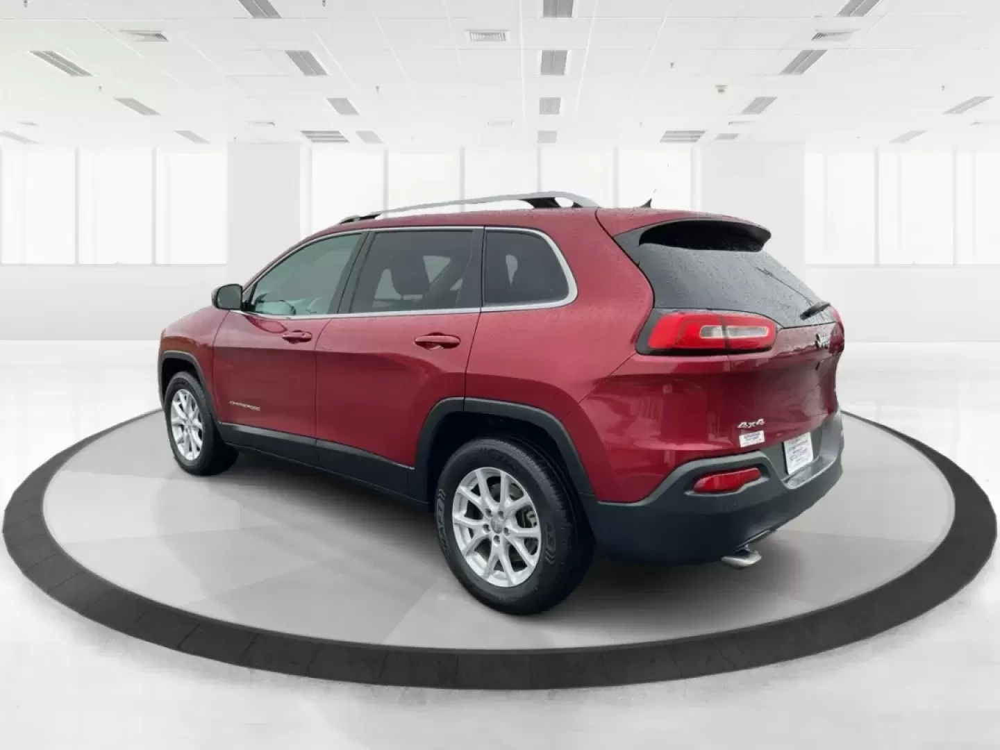 2015 Jeep Cherokee Latitude (1C4PJMCB4FW) with an Other engine, located at 1230 East Main St, Xenia, OH, 45385, (937) 908-9800, 39.688026, -83.910172 - **Adventure Awaits: 2015 Jeep Cherokee Latitude in Stunning Deep Cherry Red!**<br /> <br /> If you seek a versatile vehicle that effortlessly adapts to your lifestyle, look no further than this 2015 Jeep Cherokee Latitude, perfect for families, commuters, or anyone with a spirit for adventure. With - Photo#4