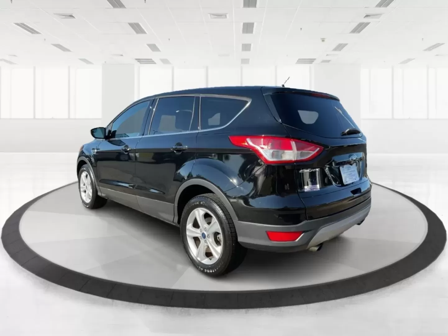 2016 Ford Escape SE (1FMCU9G92GU) with an Other engine, located at 1230 East Main St, Xenia, OH, 45385, (937) 908-9800, 39.688026, -83.910172 - **Adventure Awaits with the 2016 Ford Escape SE at Advantage Car and Credit - New Carlisle!**<br /> <br /> Are you ready to elevate your lifestyle with a vehicle that can handle both your daily commutes and weekend getaways? Look no further than this stunning 2016 Ford Escape SE, available now at Ad - Photo#4