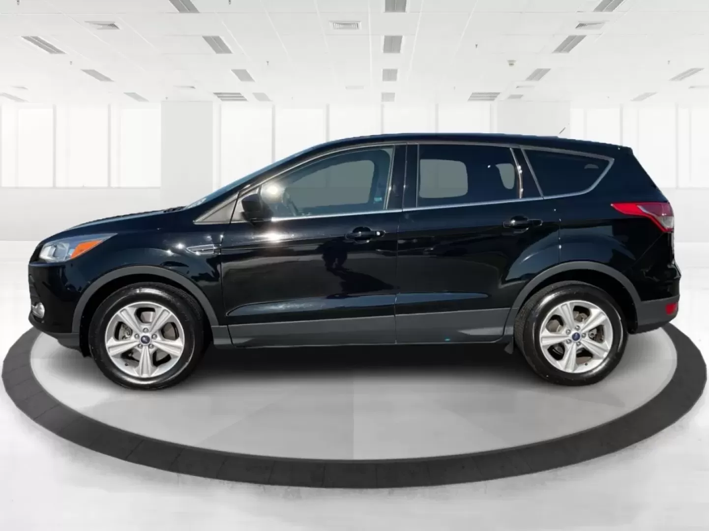 2016 Ford Escape SE (1FMCU9G92GU) with an Other engine, located at 1230 East Main St, Xenia, OH, 45385, (937) 908-9800, 39.688026, -83.910172 - **Adventure Awaits with the 2016 Ford Escape SE at Advantage Car and Credit - New Carlisle!**<br /> <br /> Are you ready to elevate your lifestyle with a vehicle that can handle both your daily commutes and weekend getaways? Look no further than this stunning 2016 Ford Escape SE, available now at Ad - Photo#5