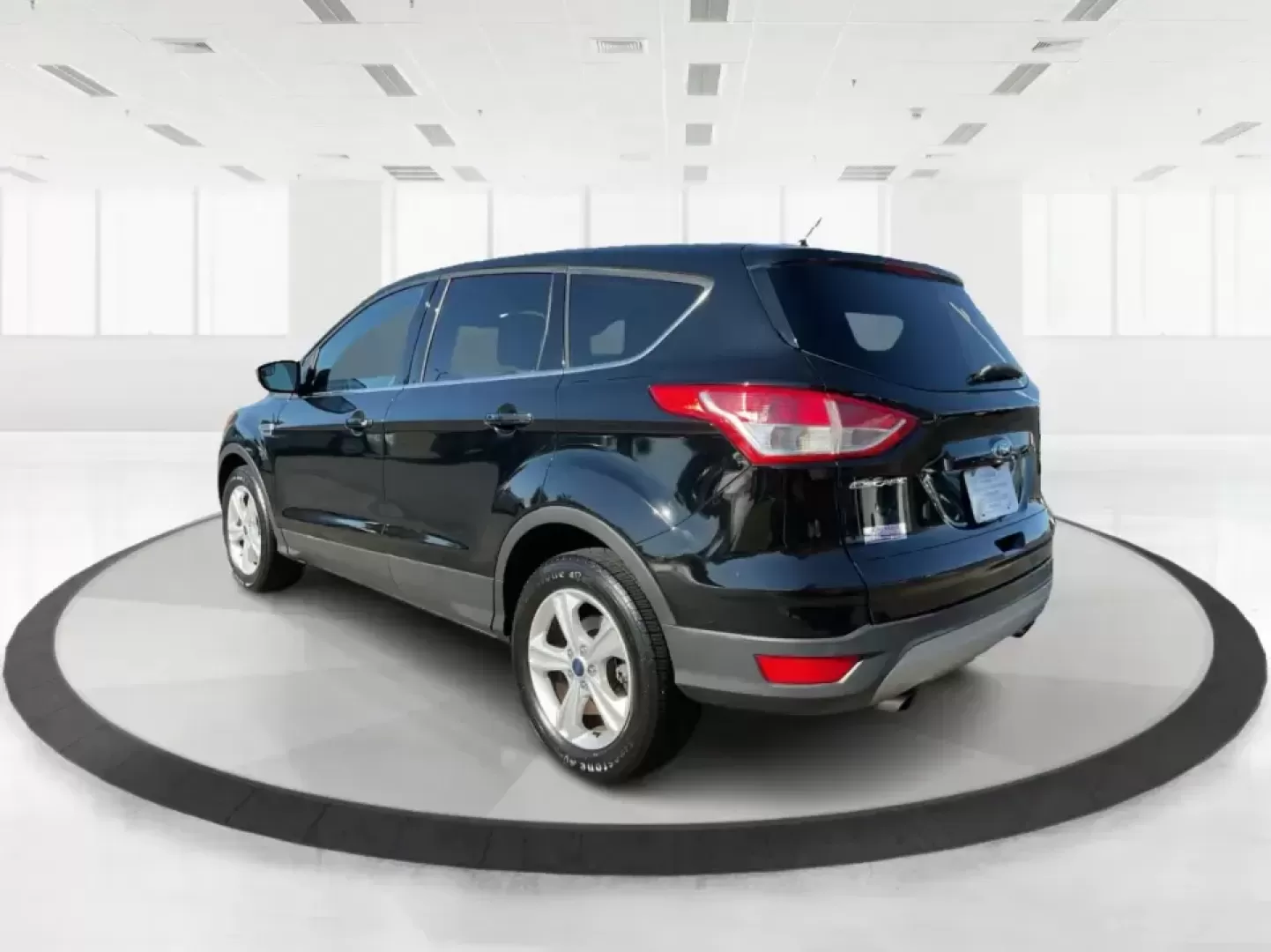 2016 Ford Escape SE (1FMCU9G92GU) with an 2.0L L4 DOHC 16V engine, 6-Speed Automatic transmission, located at 1951 S Dayton Lakeview Rd., New Carlisle, OH, 45344, (937) 908-9800, 39.890999, -84.050255 - **Adventure Awaits with the 2016 Ford Escape SE at Advantage Car and Credit - New Carlisle!**<br /> <br /> Are you ready to elevate your lifestyle with a vehicle that can handle both your daily commutes and weekend getaways? Look no further than this stunning 2016 Ford Escape SE, available now at Ad - Photo#4