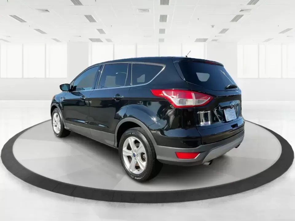 2016 Ford Escape SE (1FMCU9G92GU) with an 2.0L L4 DOHC 16V engine, 6-Speed Automatic transmission, located at 1951 S Dayton Lakeview Rd., New Carlisle, OH, 45344, (937) 908-9800, 39.890999, -84.050255 - **Adventure Awaits with the 2016 Ford Escape SE at Advantage Car and Credit - New Carlisle!**<br /> <br /> Are you ready to elevate your lifestyle with a vehicle that can handle both your daily commutes and weekend getaways? Look no further than this stunning 2016 Ford Escape SE, available now at Ad - Photo#4