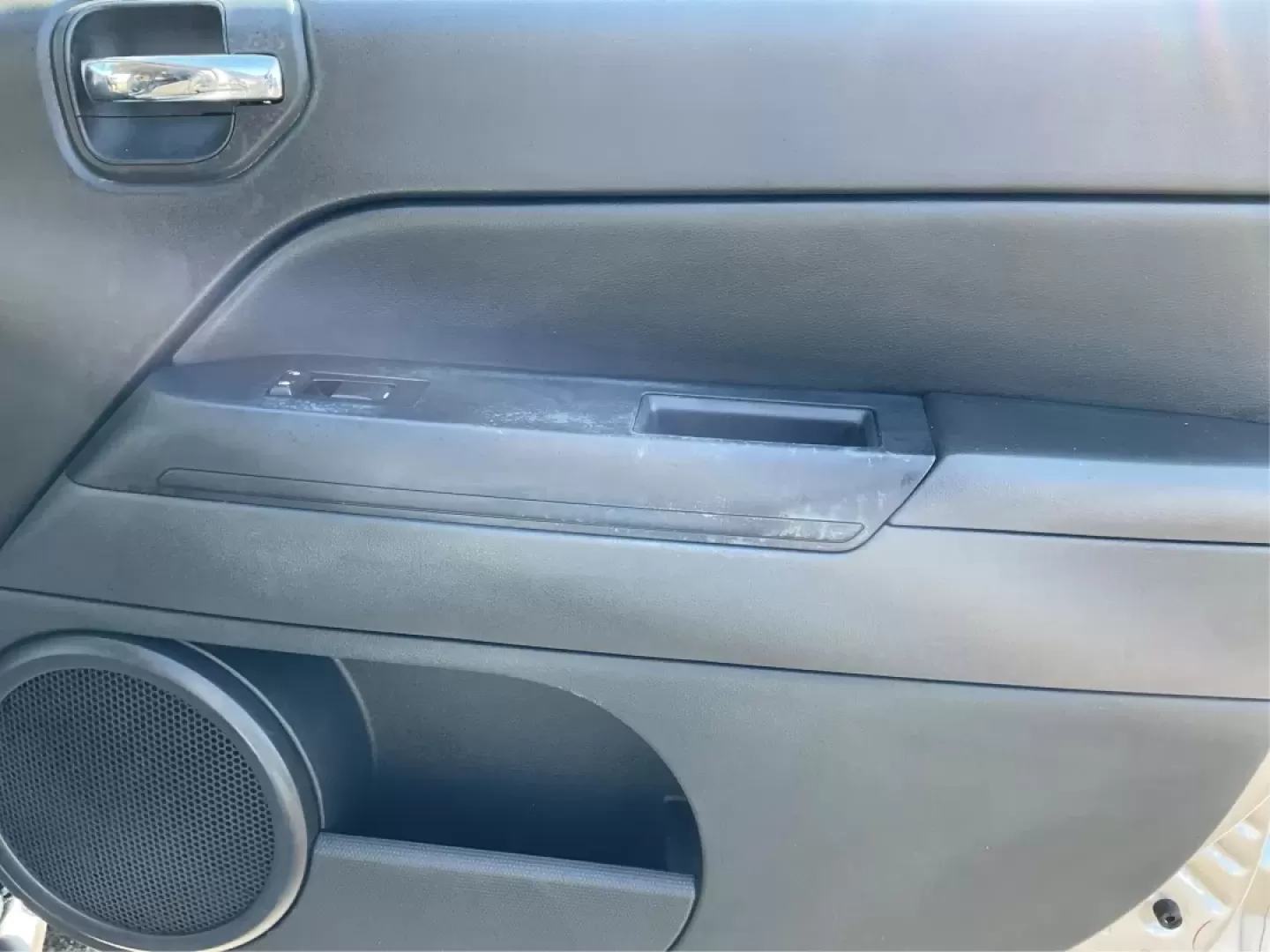 2015 Jeep Compass Altitude Edition (1C4NJCBA6FD) with an 2L I-4 DOHC engine, located at 1184 Kauffman Ave, Fairborn, OH, 45324, (937) 908-9800, 39.807072, -84.030914 - **Adventure Awaits in the 2015 Jeep Compass Altitude Edition at Advantage Car and Credit - Fairborn!**<br /> <br /> Are you ready for your next adventure? The 2015 Jeep Compass Altitude Edition is your perfect companion for weekend getaways, family road trips, or even your daily commute! This versat - Photo#18
