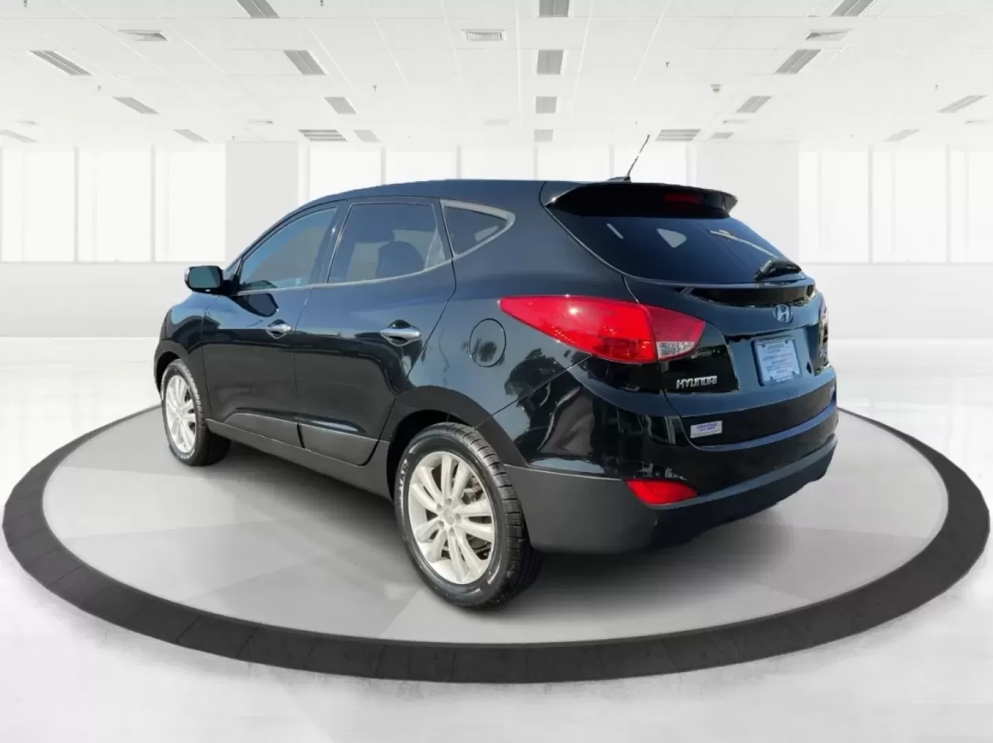 2013 Hyundai Tucson Limited (KM8JUCAC1DU) with an Theta II 2.4L I-4 DOHC engine, located at 880 E. National Road, Vandalia, OH, 45377, (937) 908-9800, 39.891918, -84.183594 - **Adventure Awaits: Discover the 2013 Hyundai Tucson Limited at Advantage Car and Credit - Vandalia!**<br /> <br /> Are you ready for your next family road trip or weekend adventure? The 2013 Hyundai Tucson Limited is here to elevate your driving experience while accommodating the needs of your life - Photo#3