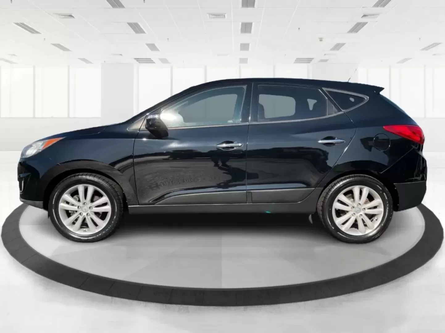 2013 Hyundai Tucson Limited (KM8JUCAC1DU) with an Theta II 2.4L I-4 DOHC engine, located at 880 E. National Road, Vandalia, OH, 45377, (937) 908-9800, 39.891918, -84.183594 - **Adventure Awaits: Discover the 2013 Hyundai Tucson Limited at Advantage Car and Credit - Vandalia!**<br /> <br /> Are you ready for your next family road trip or weekend adventure? The 2013 Hyundai Tucson Limited is here to elevate your driving experience while accommodating the needs of your life - Photo#4