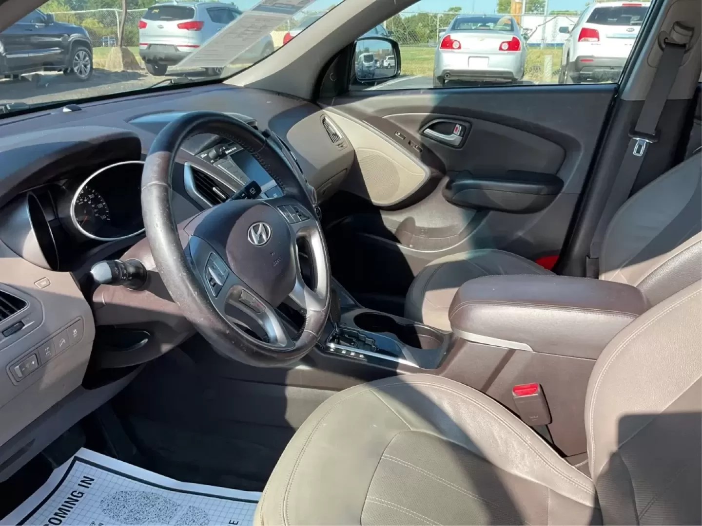 2013 Hyundai Tucson Limited (KM8JUCAC1DU) with an Theta II 2.4L I-4 DOHC engine, located at 880 E. National Road, Vandalia, OH, 45377, (937) 908-9800, 39.891918, -84.183594 - **Adventure Awaits: Discover the 2013 Hyundai Tucson Limited at Advantage Car and Credit - Vandalia!**<br /> <br /> Are you ready for your next family road trip or weekend adventure? The 2013 Hyundai Tucson Limited is here to elevate your driving experience while accommodating the needs of your life - Photo#8