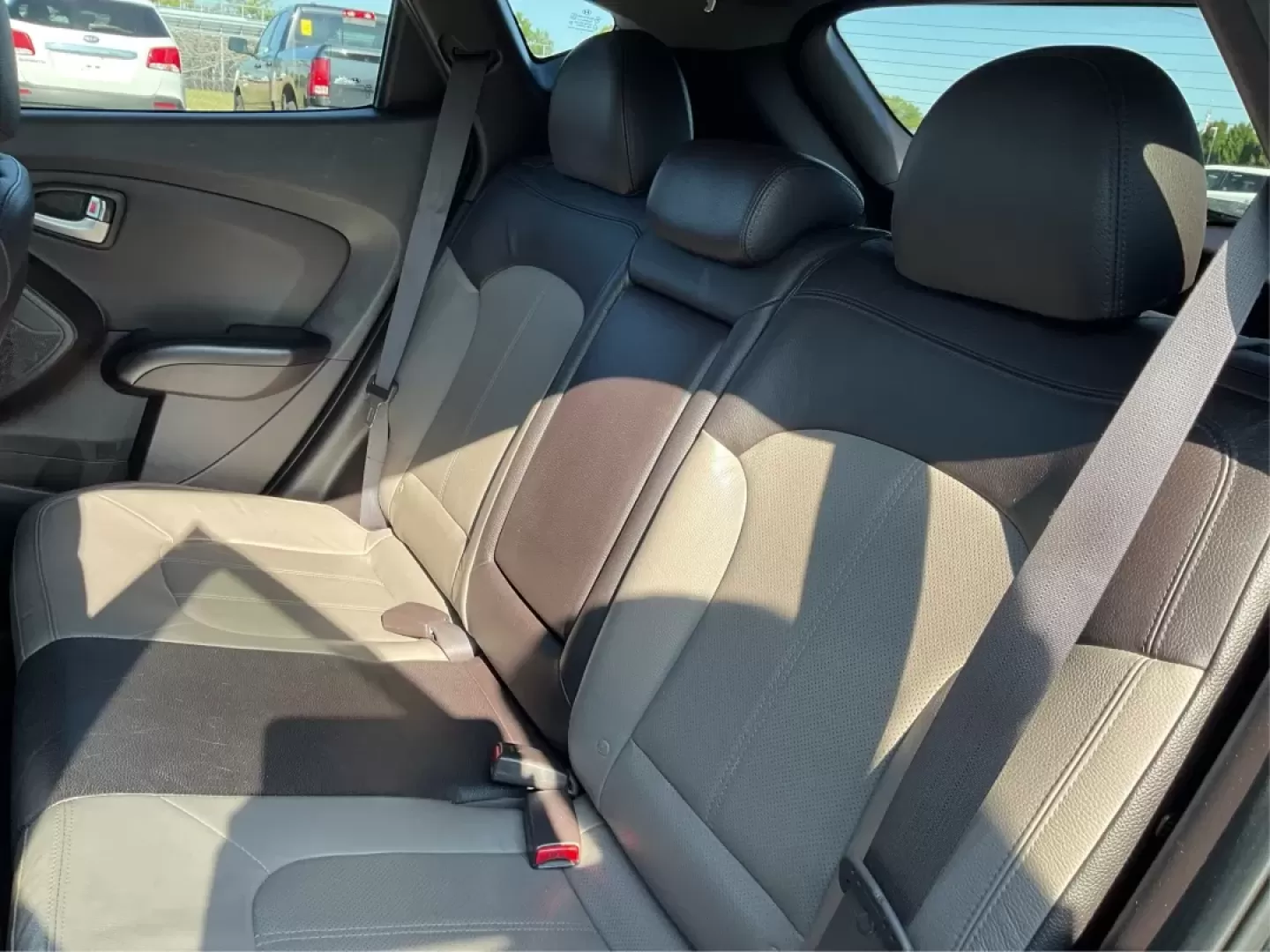 2013 Hyundai Tucson Limited (KM8JUCAC1DU) with an Theta II 2.4L I-4 DOHC engine, located at 880 E. National Road, Vandalia, OH, 45377, (937) 908-9800, 39.891918, -84.183594 - **Adventure Awaits: Discover the 2013 Hyundai Tucson Limited at Advantage Car and Credit - Vandalia!**<br /> <br /> Are you ready for your next family road trip or weekend adventure? The 2013 Hyundai Tucson Limited is here to elevate your driving experience while accommodating the needs of your life - Photo#9