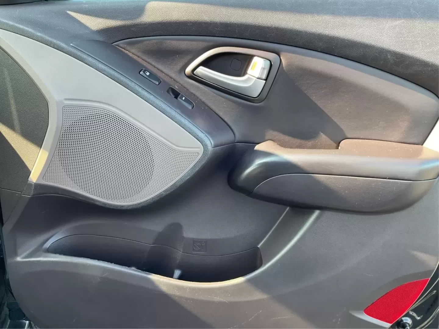 2013 Hyundai Tucson Limited (KM8JUCAC1DU) with an Theta II 2.4L I-4 DOHC engine, located at 880 E. National Road, Vandalia, OH, 45377, (937) 908-9800, 39.891918, -84.183594 - **Adventure Awaits: Discover the 2013 Hyundai Tucson Limited at Advantage Car and Credit - Vandalia!**<br /> <br /> Are you ready for your next family road trip or weekend adventure? The 2013 Hyundai Tucson Limited is here to elevate your driving experience while accommodating the needs of your life - Photo#18