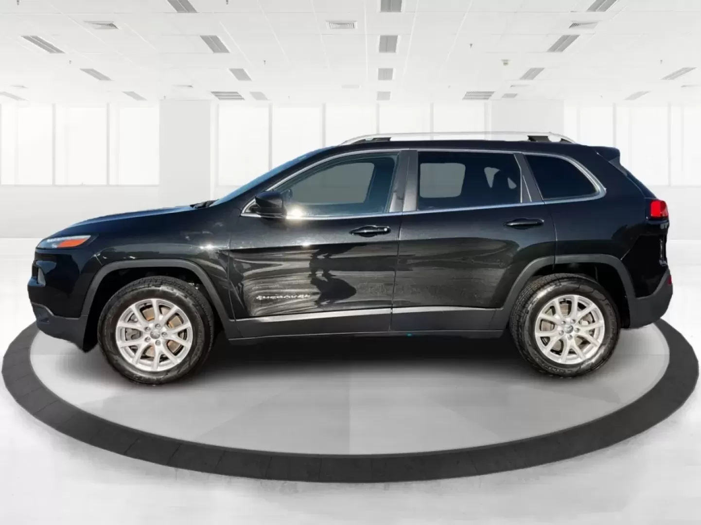 2014 Jeep Cherokee Latitude (1C4PJMCS5EW) with an Other engine, located at 401 Woodman Dr, Riverside, OH, 45431, (937) 908-9800, 39.760899, -84.123421 - **Adventure Awaits: Discover the 2014 Jeep Cherokee Latitude at Advantage Car and Credit**<br /> <br /> Are you ready to elevate your driving experience? Whether you're a weekend explorer or a busy commuter, the 2014 Jeep Cherokee Latitude offers the perfect blend of style, comfort, and capability f - Photo#4