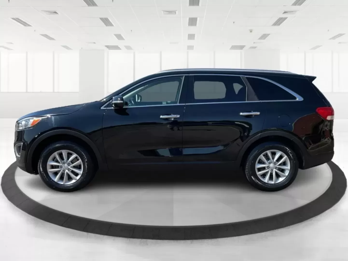 2016 Kia Sorento 2.4L LX (5XYPG4A31GG) with an 2.4L I-4 gasoline direct injection engine, located at 1951 S Dayton Lakeview Rd., New Carlisle, OH, 45344, (937) 908-9800, 39.890999, -84.050255 - **Experience the Road Like Never Before with the 2016 Kia Sorento!**<br /> <br /> Are you ready to elevate your daily commute or family road trips? The 2016 Kia Sorento offers a perfect blend of versatility, comfort, and technology, making it an ideal choice for growing families and budget-conscious - Photo#5