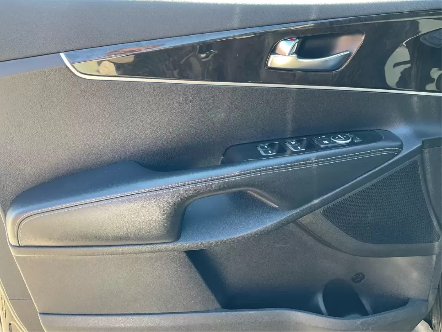 2016 Kia Sorento 2.4L LX (5XYPG4A31GG) with an 2.4L I-4 gasoline direct injection engine, located at 1951 S Dayton Lakeview Rd., New Carlisle, OH, 45344, (937) 908-9800, 39.890999, -84.050255 - **Experience the Road Like Never Before with the 2016 Kia Sorento!**<br /> <br /> Are you ready to elevate your daily commute or family road trips? The 2016 Kia Sorento offers a perfect blend of versatility, comfort, and technology, making it an ideal choice for growing families and budget-conscious - Photo#18