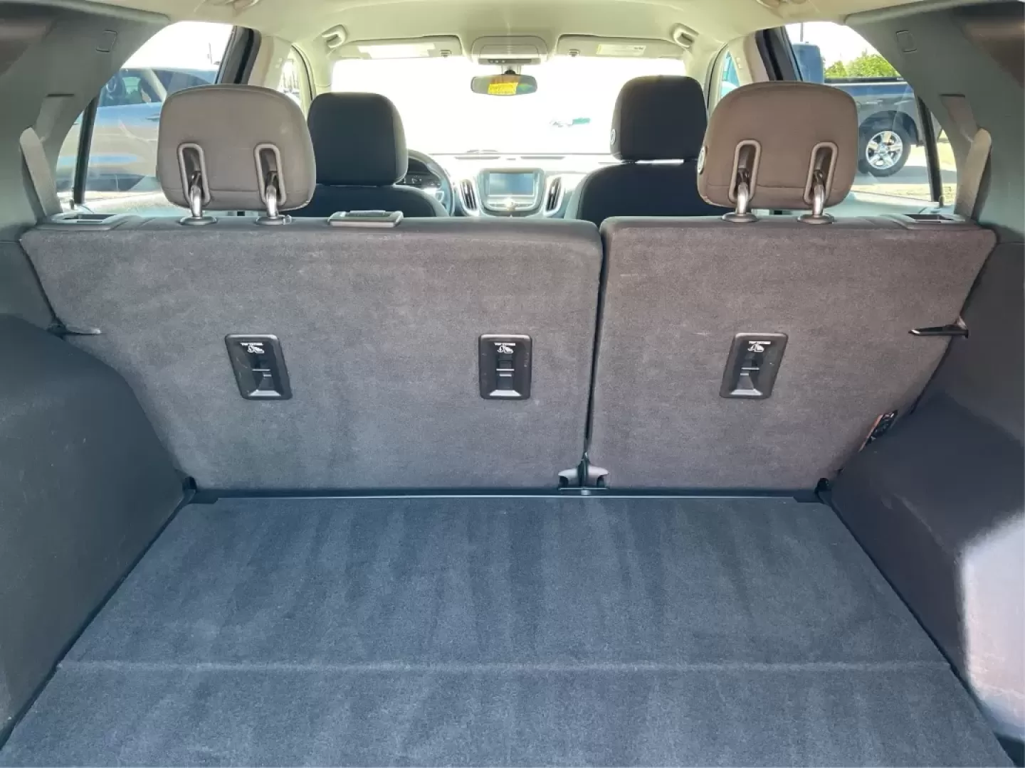 2018 Chevrolet Equinox LT (2GNAXSEV7J6) with an 1.5L I-4 gasoline direct injection engine, located at 1951 S Dayton Lakeview Rd., New Carlisle, OH, 45344, (937) 908-9800, 39.890999, -84.050255 - Are you searching for a versatile vehicle that effortlessly combines style, comfort, and practicality? Look no further! At Advantage Car and Credit - Troy, located at 1099 N County Rd 25A, Troy, OH 45373, we are excited to present a fantastic opportunity to own a 2018 Chevrolet Equinox LT, perfect f - Photo#12