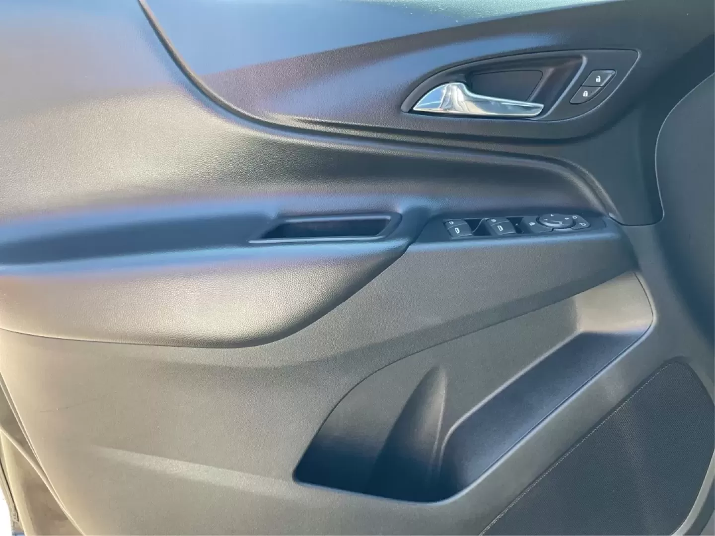2018 Chevrolet Equinox LT (2GNAXSEV7J6) with an 1.5L I-4 gasoline direct injection engine, located at 1099 N County Rd 25A , Troy, OH, 45373, (937) 908-9800, 40.057079, -84.212883 - Are you searching for a versatile vehicle that effortlessly combines style, comfort, and practicality? Look no further! At Advantage Car and Credit - Troy, located at 1099 N County Rd 25A, Troy, OH 45373, we are excited to present a fantastic opportunity to own a 2018 Chevrolet Equinox LT, perfect f - Photo#19