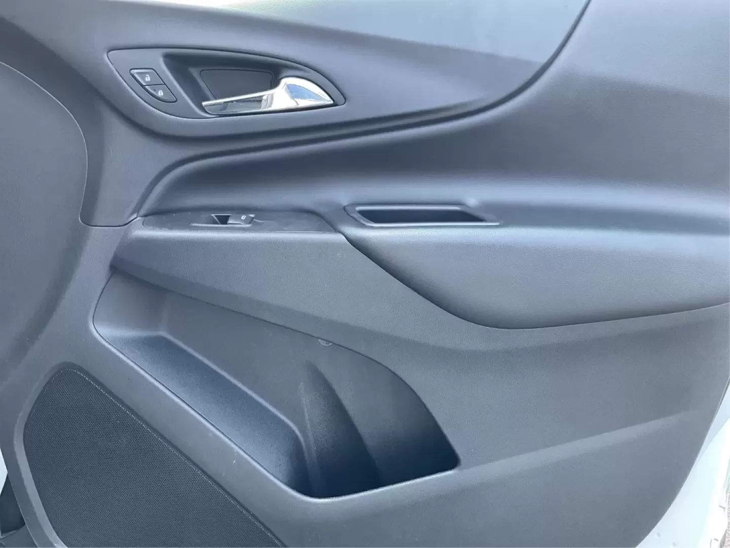 2019 Chevrolet Equinox LT (2GNAXLEX3K6) with an 2L I-4 gasoline direct injection engine, located at 4508 South Dixie Dr, Moraine, OH, 45439, (937) 908-9800, 39.689976, -84.218452 - Discover the perfect blend of comfort, style, and capability with the 2019 Chevrolet Equinox LT at Advantage Car and Credit - Moraine! If you're searching for a vehicle that seamlessly fits into your lifestyle-whether you're a growing family needing space for weekend adventures or a daily commuter l - Photo#20