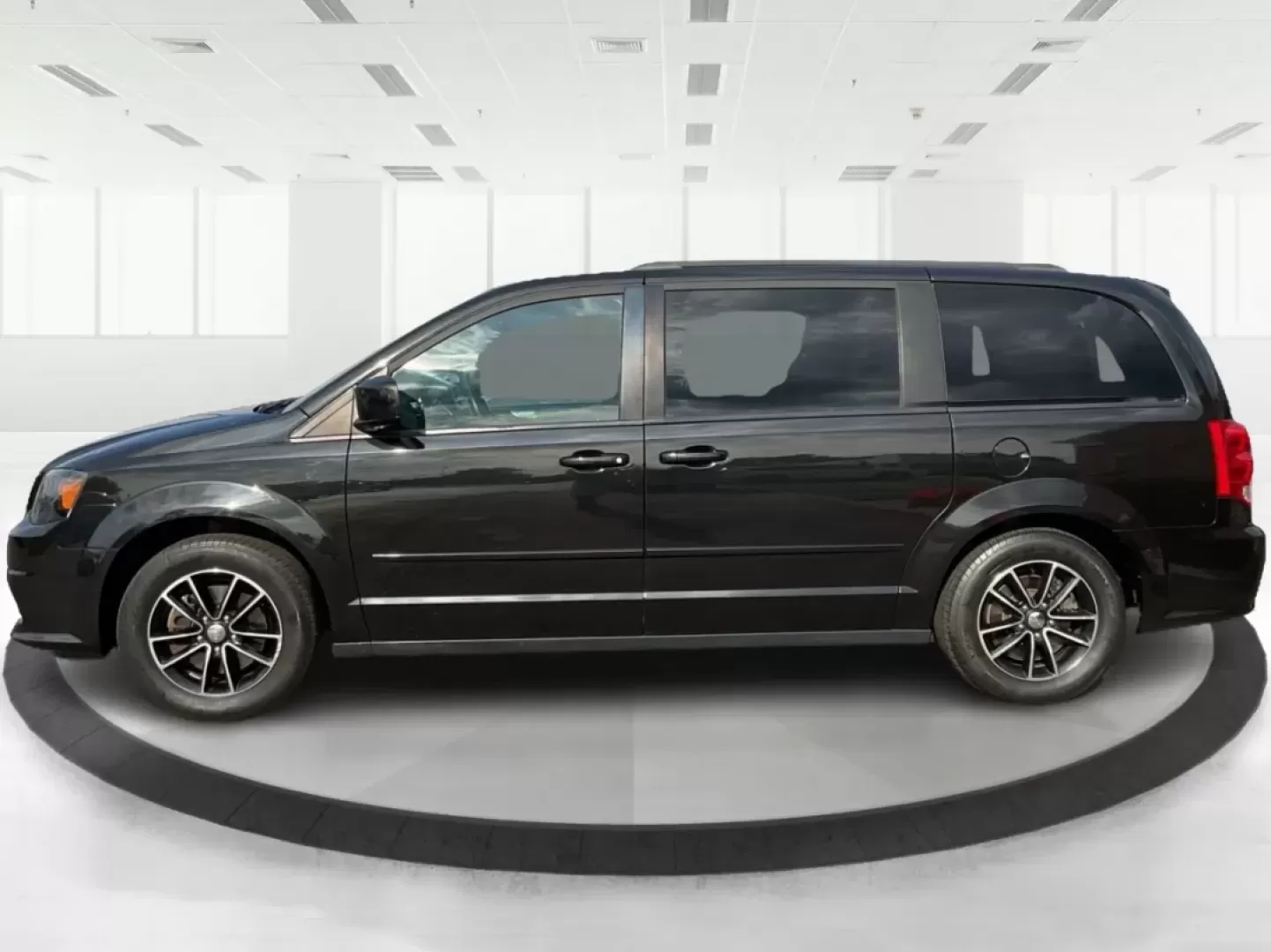 2017 Dodge Grand Caravan GT (2C4RDGEG4HR) with an Pentastar 3.6L V-6 DOHC engine, located at 1951 S Dayton Lakeview Rd., New Carlisle, OH, 45344, (937) 908-9800, 39.890999, -84.050255 - Elevate your family's adventures with the perfect vehicle designed for comfort and versatility-the 2017 Dodge Grand Caravan GT, available now at Advantage Car and Credit in Piqua, OH. This spacious passenger van is not just a mode of transport; it's the ideal companion for growing families, weekend - Photo#5