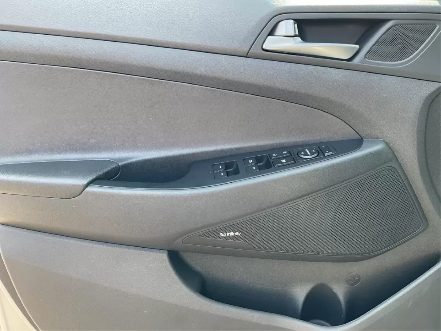 2017 Hyundai Tucson SE Plus (KM8J3CA41HU) with an Nu 2L I-4 gasoline direct injection engine, located at 880 E. National Road, Vandalia, OH, 45377, (937) 908-9800, 39.891918, -84.183594 - ### Discover Your Next Adventure with the 2017 Hyundai Tucson SE Plus!<br /> <br /> Are you ready to elevate your road trips and daily commutes? The 2017 Hyundai Tucson SE Plus, now available at Advantage Car and Credit in Vandalia, OH, is the ideal SUV for a lifestyle rich in adventure and comfort. - Photo#18