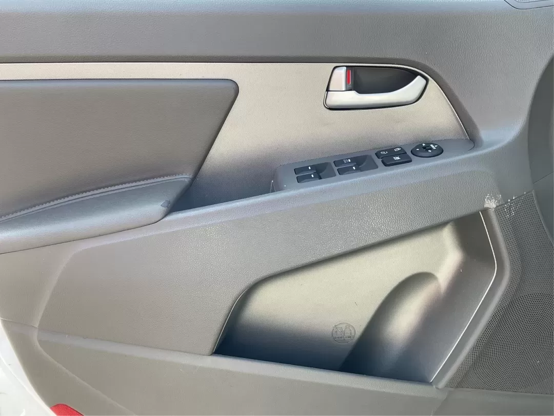 2013 Kia Sportage LX (KNDPBCA26D7) with an 2.4L I-4 DOHC engine, located at 4508 South Dixie Dr, Moraine, OH, 45439, (937) 908-9800, 39.689976, -84.218452 - Experience the ultimate blend of versatility and comfort with this 2013 Kia Sportage LX, perfect for families on the go, urban commuters, or those planning outdoor weekend adventures. This reliable crossover's spacious interior and dynamic performance make it an ideal choice for drivers seeking a de - Photo#16