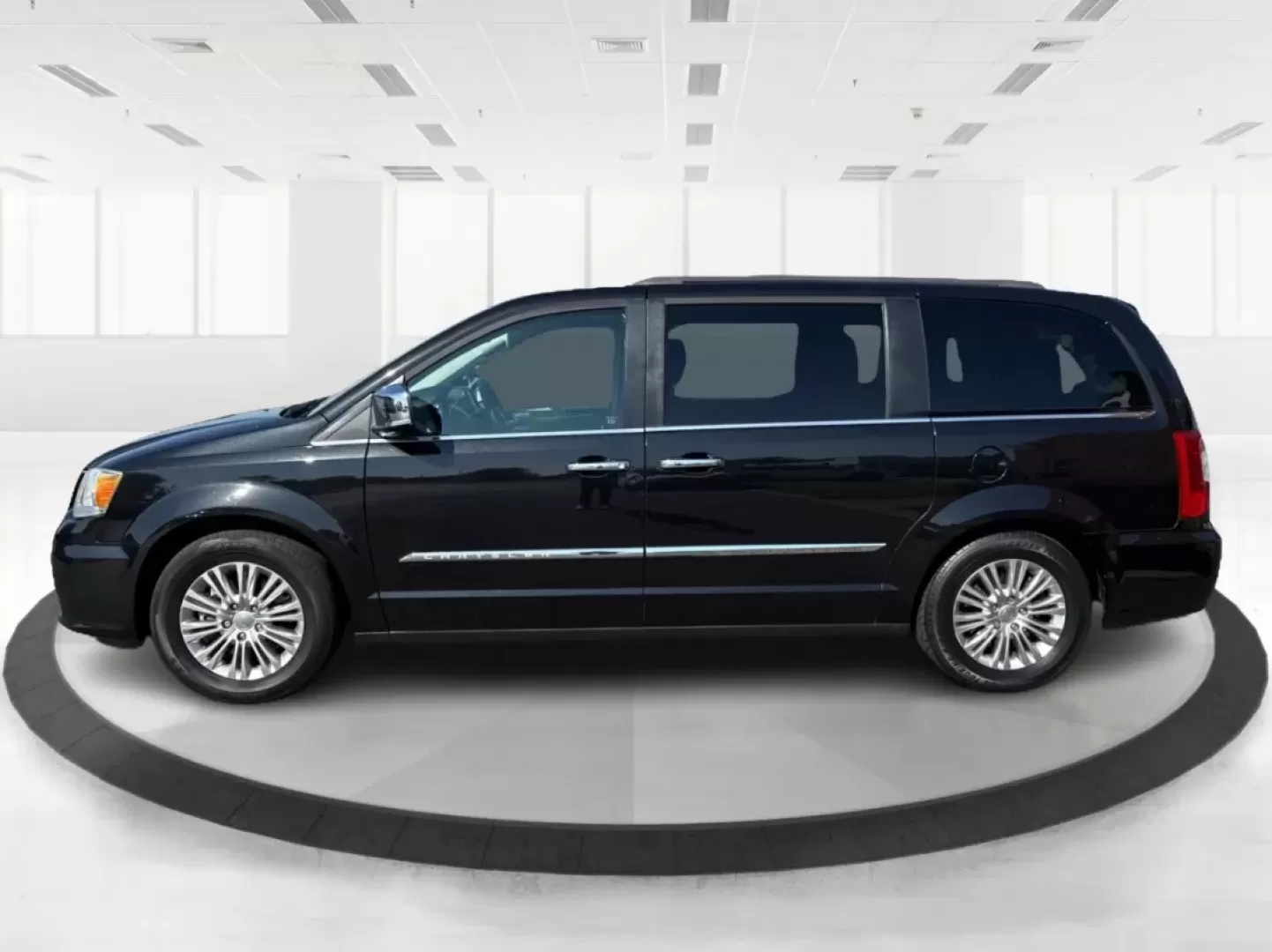 2016 Chrysler Town and Country Touring-L Anniversary Edition (2C4RC1CG2GR) with an Pentastar 3.6L V-6 DOHC engine, located at 401 Woodman Dr, Riverside, OH, 45431, (937) 908-9800, 39.760899, -84.123421 - **Embrace Family Adventures with the 2016 Chrysler Town and Country Touring-L Anniversary Edition**<br /> <br /> At Advantage Car and Credit - Riverside, your family's next adventure starts with the perfect vehicle! Imagine taking your loved ones on unforgettable road trips or creating cherished m - Photo#5