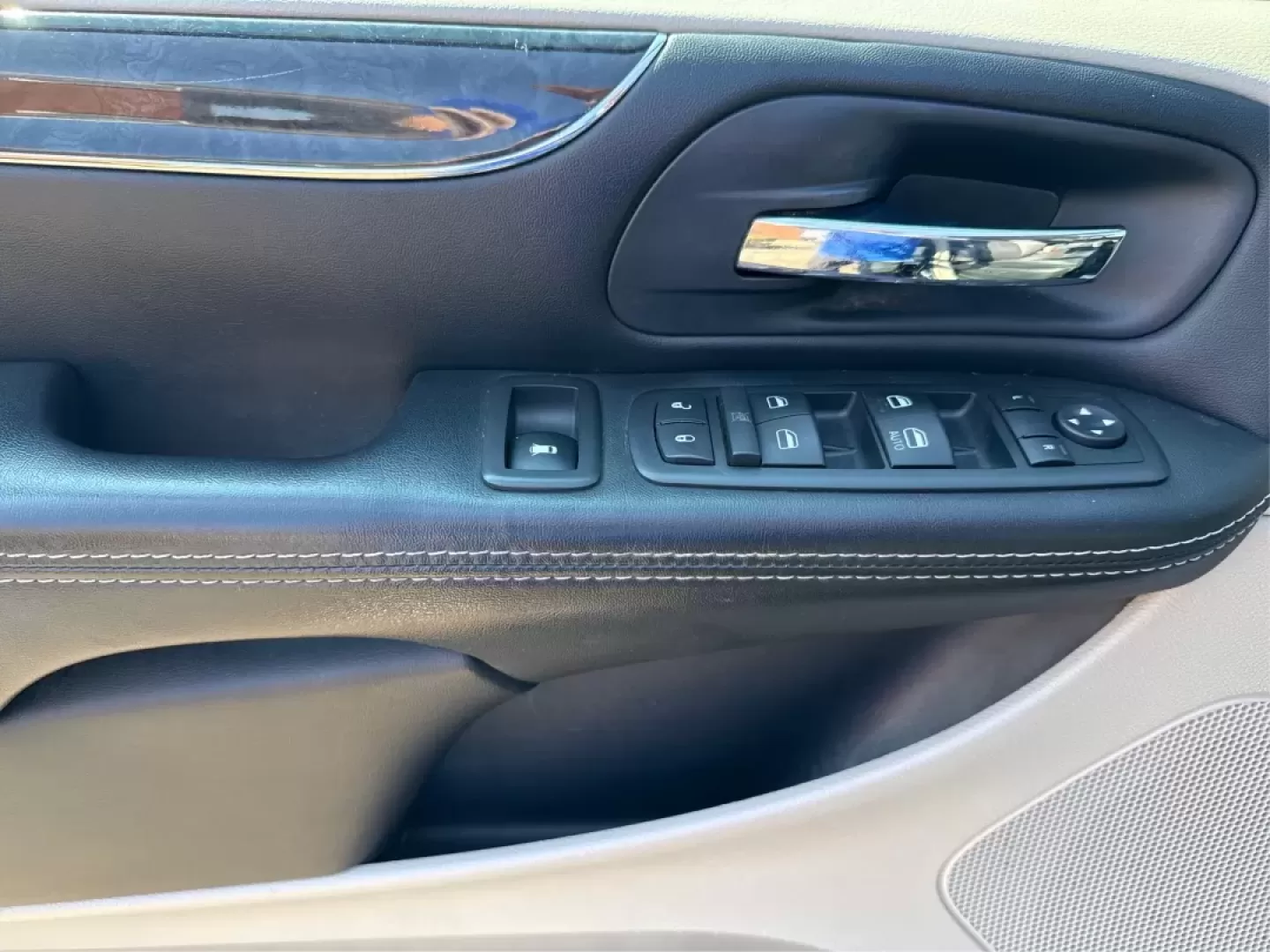 2016 Chrysler Town and Country Touring-L Anniversary Edition (2C4RC1CG2GR) with an Pentastar 3.6L V-6 DOHC engine, located at 401 Woodman Dr, Riverside, OH, 45431, (937) 908-9800, 39.760899, -84.123421 - **Embrace Family Adventures with the 2016 Chrysler Town and Country Touring-L Anniversary Edition**<br /> <br /> At Advantage Car and Credit - Riverside, your family's next adventure starts with the perfect vehicle! Imagine taking your loved ones on unforgettable road trips or creating cherished m - Photo#19