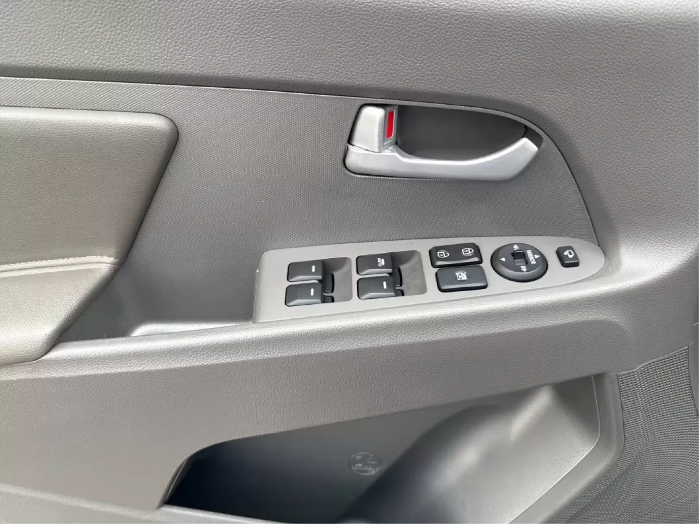 2013 Kia Sportage EX (KNDPCCA24D7) with an 2.4L I-4 DOHC engine, located at 1099 N County Rd 25A , Troy, OH, 45373, (937) 908-9800, 40.057079, -84.212883 - **Discover the Perfect Crossover for Your Active Lifestyle: 2013 Kia Sportage EX at Advantage Car and Credit in Troy, OH!**<br /> <br /> Are you ready to elevate your adventures? The 2013 Kia Sportage EX is a versatile crossover designed for families on the go, weekend warriors, or anyone looking to - Photo#19