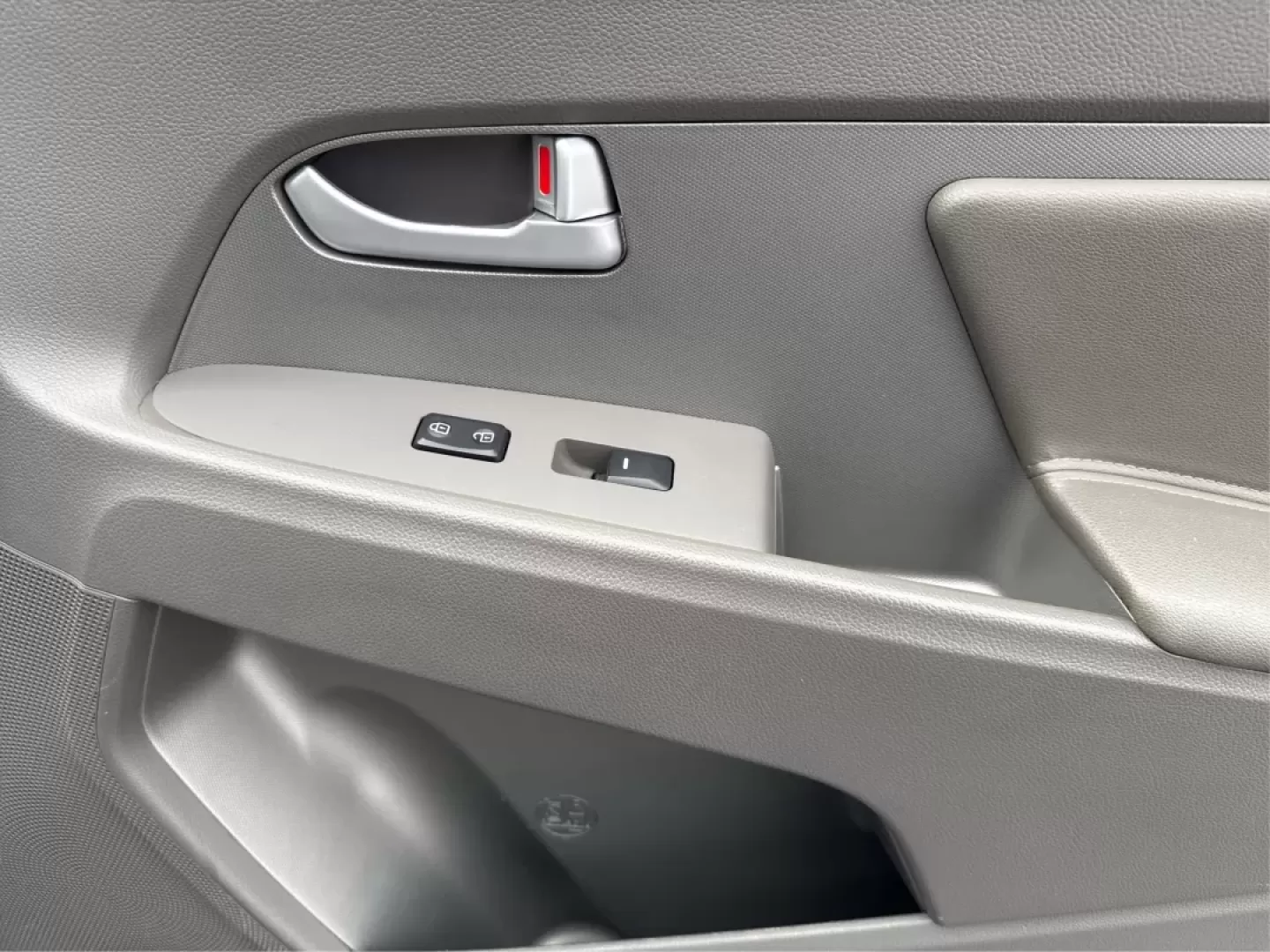 2013 Kia Sportage EX (KNDPCCA24D7) with an 2.4L I-4 DOHC engine, located at 1099 N County Rd 25A , Troy, OH, 45373, (937) 908-9800, 40.057079, -84.212883 - **Discover the Perfect Crossover for Your Active Lifestyle: 2013 Kia Sportage EX at Advantage Car and Credit in Troy, OH!**<br /> <br /> Are you ready to elevate your adventures? The 2013 Kia Sportage EX is a versatile crossover designed for families on the go, weekend warriors, or anyone looking to - Photo#20