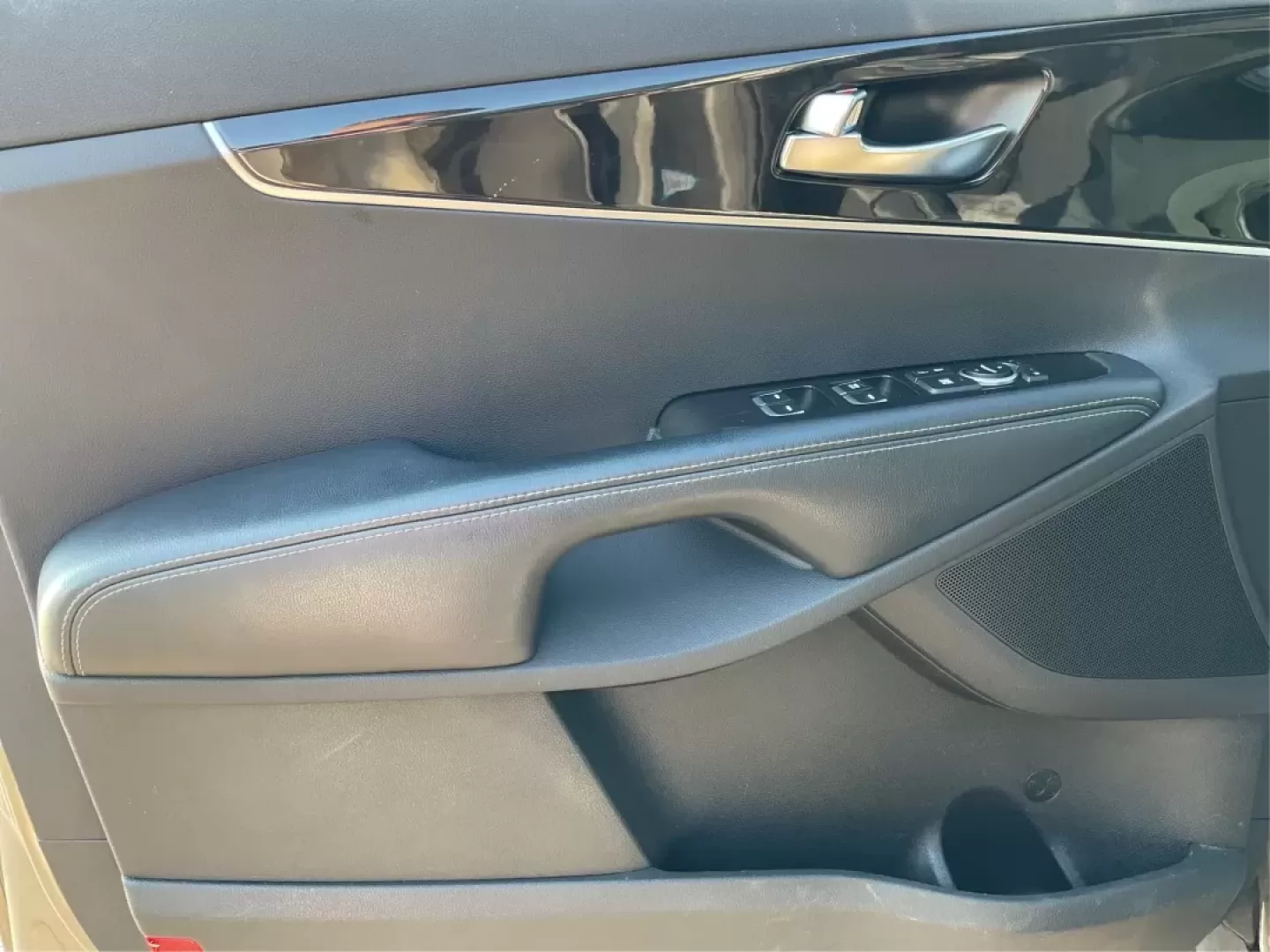 2017 Kia Sorento 3.3L LX (5XYPGDA53HG) with an Lambda II 3.3L V-6 gasoline direct injection engine, located at 1230 East Main St, Xenia, OH, 45385, (937) 908-9800, 39.688026, -83.910172 - **Adventure Awaits in the 2017 Kia Sorento: Your Perfect Family SUV!**<br /> <br /> Are you ready to embark on unforgettable family road trips or weekend getaways? Look no further than the 2017 Kia Sorento, a versatile and comfortable SUV that's perfect for growing families and adventure-seekers ali - Photo#17