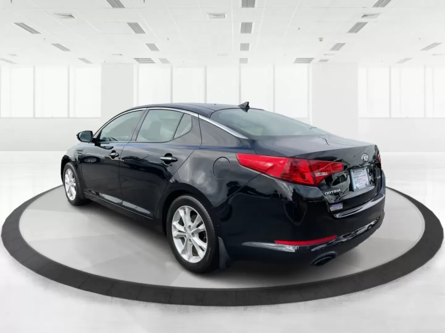 2013 Kia Optima EX (5XXGN4A74DG) with an 2.4L I-4 gasoline direct injection engine, located at 1184 Kauffman Ave, Fairborn, OH, 45324, (937) 908-9800, 39.807072, -84.030914 - ### Elevate Your Daily Drive with the 2013 Kia Optima EX at Advantage Car and Credit in Fairborn, OH!<br /> <br /> Are you in search of a reliable sedan that perfectly balances style, comfort, and advanced features? Look no further than the 2013 Kia Optima EX, now available at Advantage Car and Cred - Photo#4
