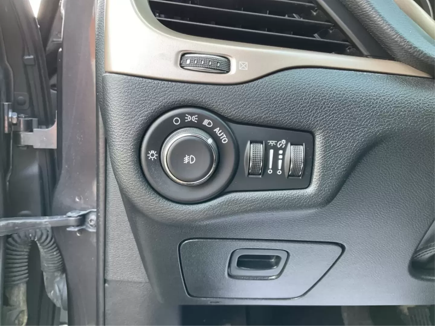 2016 Jeep Cherokee Limited (1C4PJMDB3GW) with an Pentastar 3.2L V-6 DOHC engine, located at 401 Woodman Dr, Riverside, OH, 45431, (937) 908-9800, 39.760899, -84.123421 - ### Discover the 2016 Jeep Cherokee Limited: Your Perfect Adventure Companion!<br /> <br /> Are you ready to elevate your daily commute or weekend adventures? The 2016 Jeep Cherokee Limited is designed for those who crave exploration without sacrificing comfort. With its robust performance and styli - Photo#17