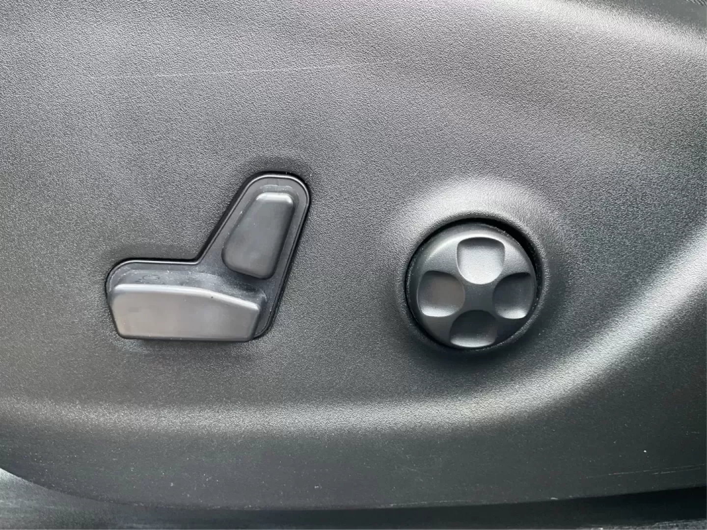 2016 Jeep Cherokee Limited (1C4PJMDB3GW) with an Pentastar 3.2L V-6 DOHC engine, located at 401 Woodman Dr, Riverside, OH, 45431, (937) 908-9800, 39.760899, -84.123421 - ### Discover the 2016 Jeep Cherokee Limited: Your Perfect Adventure Companion!<br /> <br /> Are you ready to elevate your daily commute or weekend adventures? The 2016 Jeep Cherokee Limited is designed for those who crave exploration without sacrificing comfort. With its robust performance and styli - Photo#18