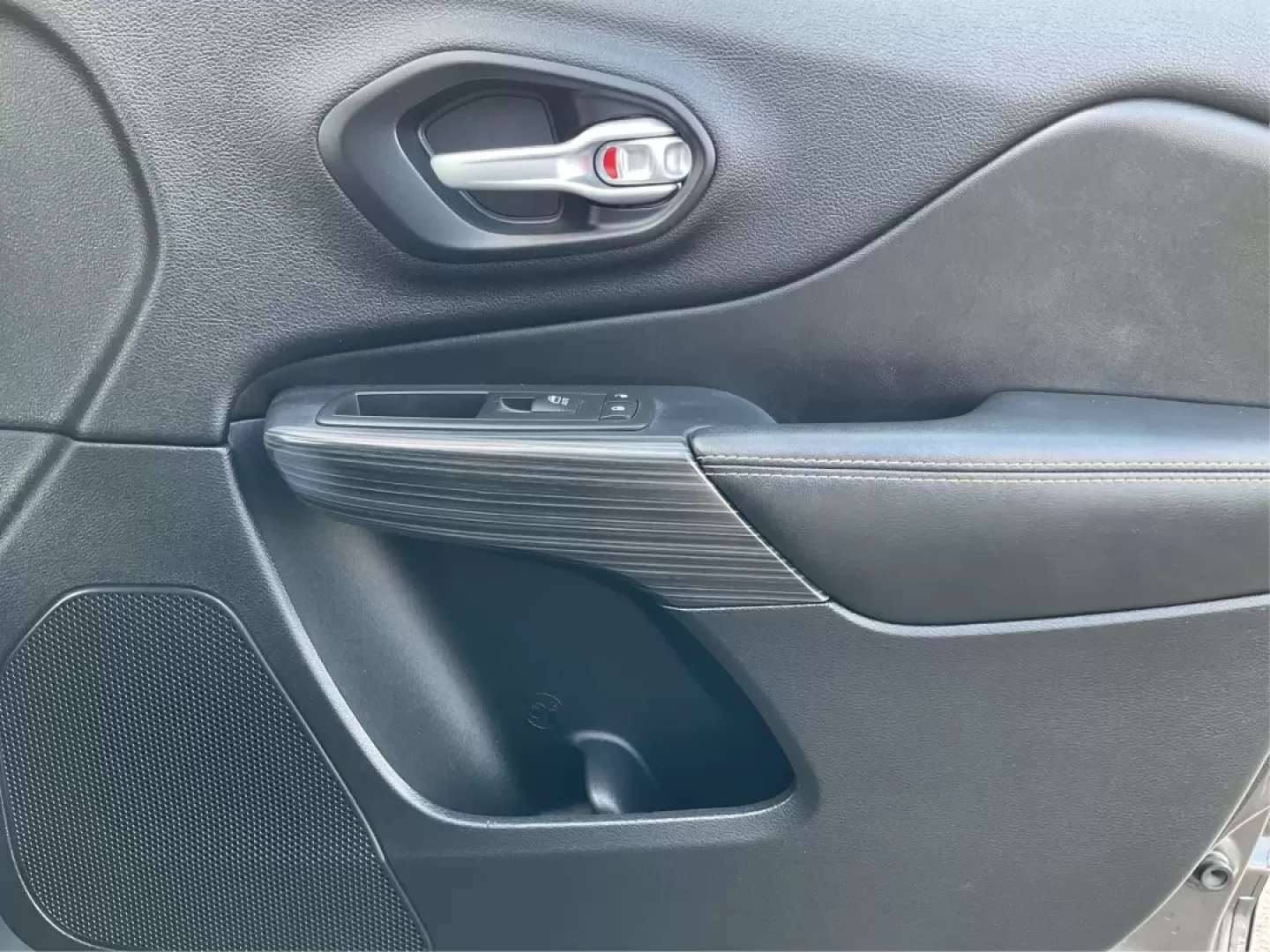 2016 Jeep Cherokee Limited (1C4PJMDB3GW) with an Pentastar 3.2L V-6 DOHC engine, located at 401 Woodman Dr, Riverside, OH, 45431, (937) 908-9800, 39.760899, -84.123421 - ### Discover the 2016 Jeep Cherokee Limited: Your Perfect Adventure Companion!<br /> <br /> Are you ready to elevate your daily commute or weekend adventures? The 2016 Jeep Cherokee Limited is designed for those who crave exploration without sacrificing comfort. With its robust performance and styli - Photo#20