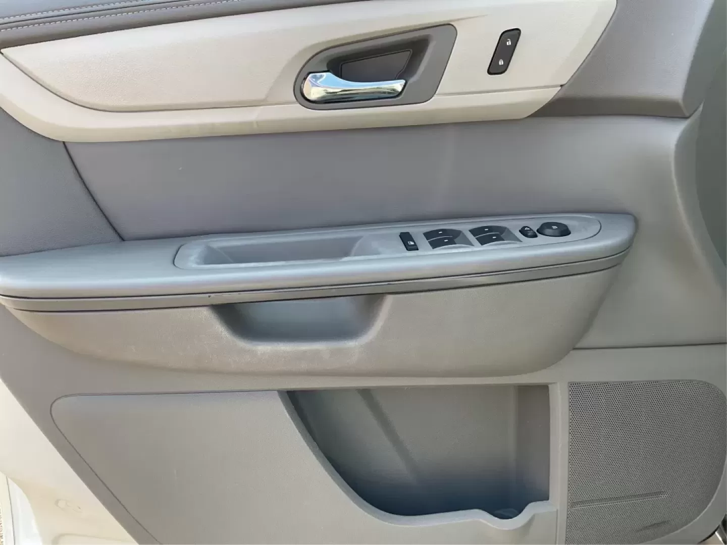 2014 Chevrolet Traverse LS (1GNKVFEDXEJ) with an 3.6L V-6 gasoline direct injection engine, located at 1951 S Dayton Lakeview Rd., New Carlisle, OH, 45344, (937) 908-9800, 39.890999, -84.050255 - **Adventure Awaits with This 2014 Chevrolet Traverse LS at Advantage Car and Credit - Riverside!**<br /> <br /> Are you ready to elevate your family road trips or weekend adventures? Introducing the 2014 Chevrolet Traverse LS-a versatile SUV designed with comfort, safety, and style in mind. This rug - Photo#18