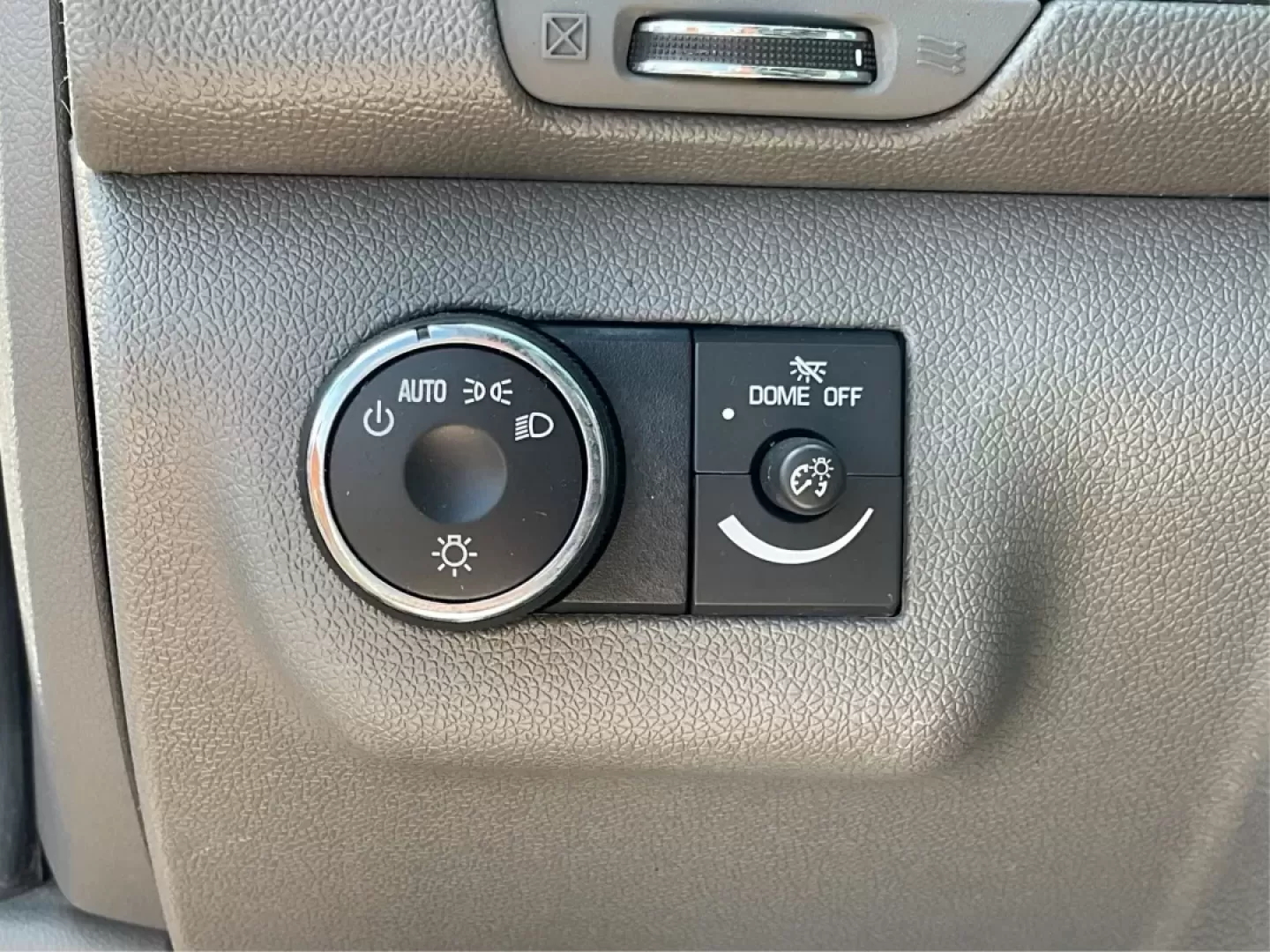 2014 Chevrolet Traverse LS (1GNKVFEDXEJ) with an 3.6L V-6 gasoline direct injection engine, located at 401 Woodman Dr, Riverside, OH, 45431, (937) 908-9800, 39.760899, -84.123421 - **Adventure Awaits with This 2014 Chevrolet Traverse LS at Advantage Car and Credit - Riverside!**<br /> <br /> Are you ready to elevate your family road trips or weekend adventures? Introducing the 2014 Chevrolet Traverse LS-a versatile SUV designed with comfort, safety, and style in mind. This rug - Photo#17