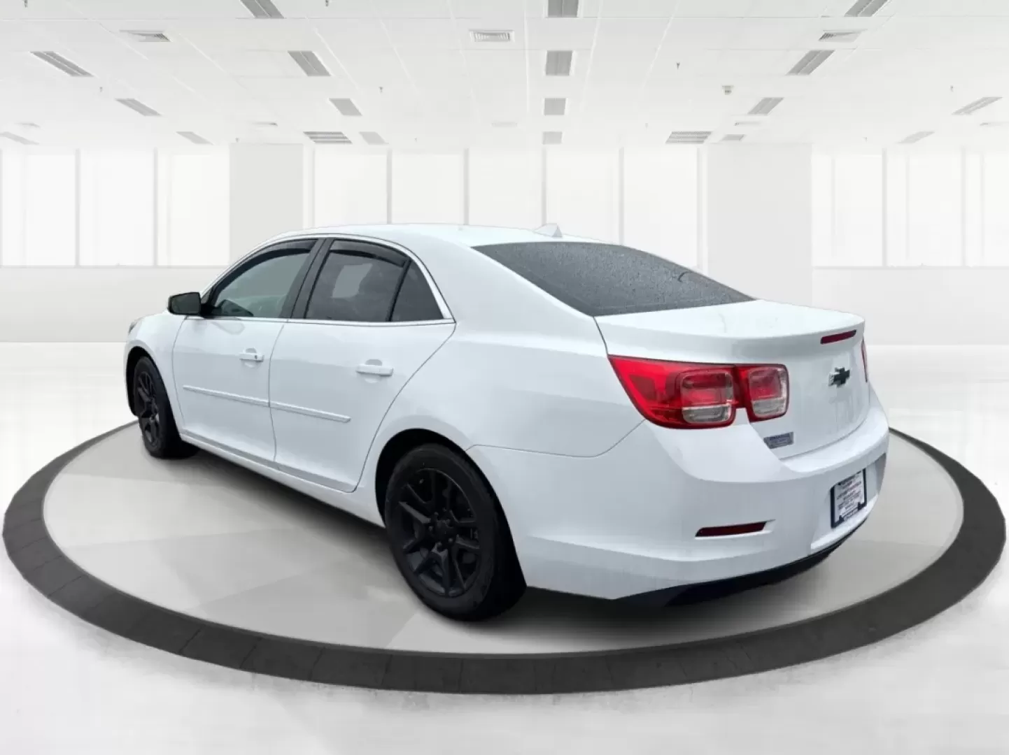 2014 Chevrolet Malibu 1LT (1G11C5SL0EF) with an ECOTEC 2.5L I-4 gasoline direct injection engine, located at 4508 South Dixie Dr, Moraine, OH, 45439, (937) 908-9800, 39.689976, -84.218452 - **Discover Your Next Adventure with the 2014 Chevrolet Malibu 1LT!** <br /> <br /> Are you searching for a reliable sedan that offers both comfort and style? Look no further than the 2014 Chevrolet Malibu 1LT, available now at Advantage Car and Credit in Moraine, OH! This vehicle is perfect for budg - Photo#4