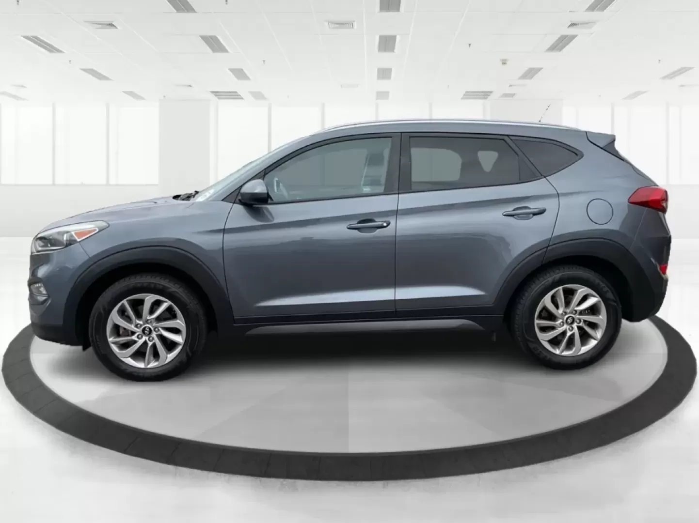 2016 Hyundai Tucson SE (KM8J3CA48GU) with an Nu 2L I-4 gasoline direct injection engine, located at 4508 South Dixie Dr, Moraine, OH, 45439, (937) 908-9800, 39.689976, -84.218452 - Are you ready to embrace a new lifestyle that combines adventure and daily practicality? Look no further than the 2016 Hyundai Tucson SE, available now at Advantage Car and Credit in Moraine, OH. Whether you're a growing family in search of a reliable SUV, a commuter requiring a dependable ride, or - Photo#5