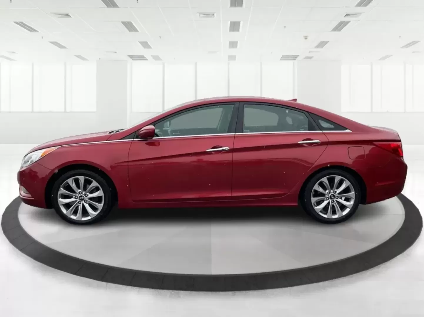 2013 Hyundai Sonata SE (5NPEC4AC1DH) with an 2.4L I-4 gasoline direct injection engine, located at 1951 S Dayton Lakeview Rd., New Carlisle, OH, 45344, (937) 908-9800, 39.890999, -84.050255 - Are you ready to elevate your daily commute or weekend adventures? The 2013 Hyundai Sonata SE is not just a vehicle; it's a lifestyle choice that seamlessly blends comfort, style, and practicality. Ideal for budget-conscious buyers seeking reliable transportation, this sedan is perfect for everythin - Photo#5
