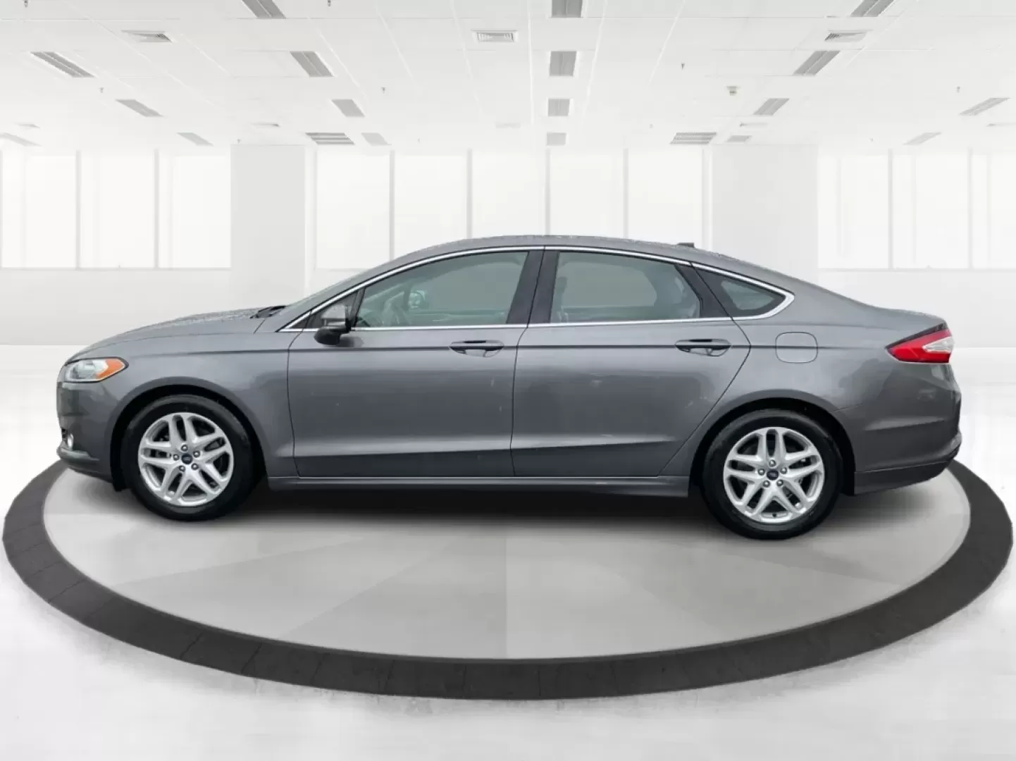 2014 Ford Fusion SE (3FA6P0HD2ER) with an Other engine, located at 4508 South Dixie Dr, Moraine, OH, 45439, (937) 908-9800, 39.689976, -84.218452 - **Discover Your Next Adventure with the 2014 Ford Fusion SE at Advantage Car and Credit - Moraine** <br /> <br /> Are you ready to elevate your daily commute or family road trips? The 2014 Ford Fusion SE is your gateway to a lifestyle brimming with comfort, technology, and reliability. Ideal for bu - Photo#5