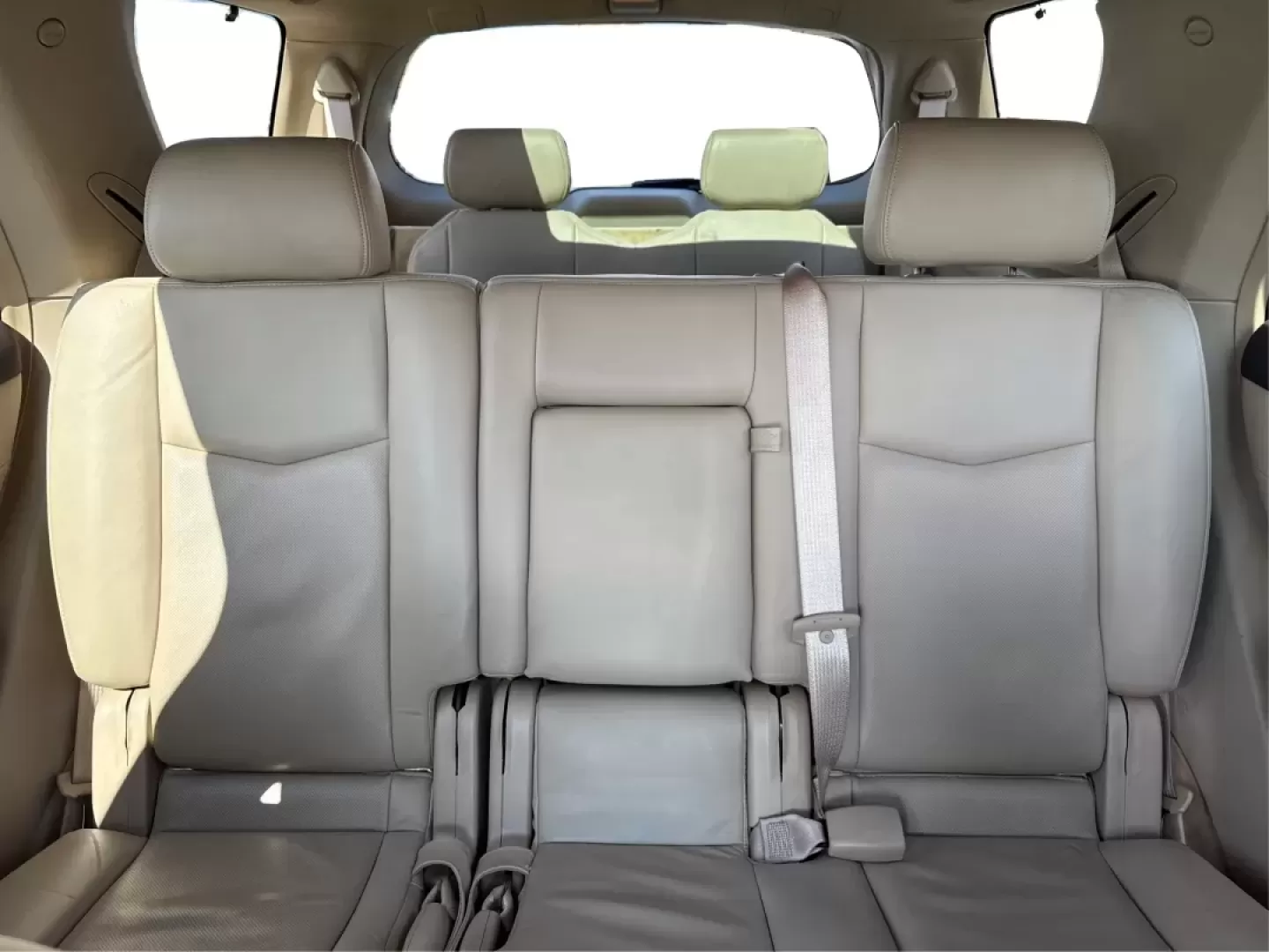 2008 Cadillac SRX V6 (1GYEE437X80) with an 3.6L V-6 DOHC engine, located at 1230 East Main St, Xenia, OH, 45385, (937) 908-9800, 39.688026, -83.910172 - **Discover Luxury and Versatility with the 2008 Cadillac SRX at Advantage Car and Credit Xenia**<br /> <br /> Are you looking for a vehicle that seamlessly blends luxury with practicality? The 2008 Cadillac SRX is the perfect companion for those who desire a comfortable ride for their family, want - Photo#14