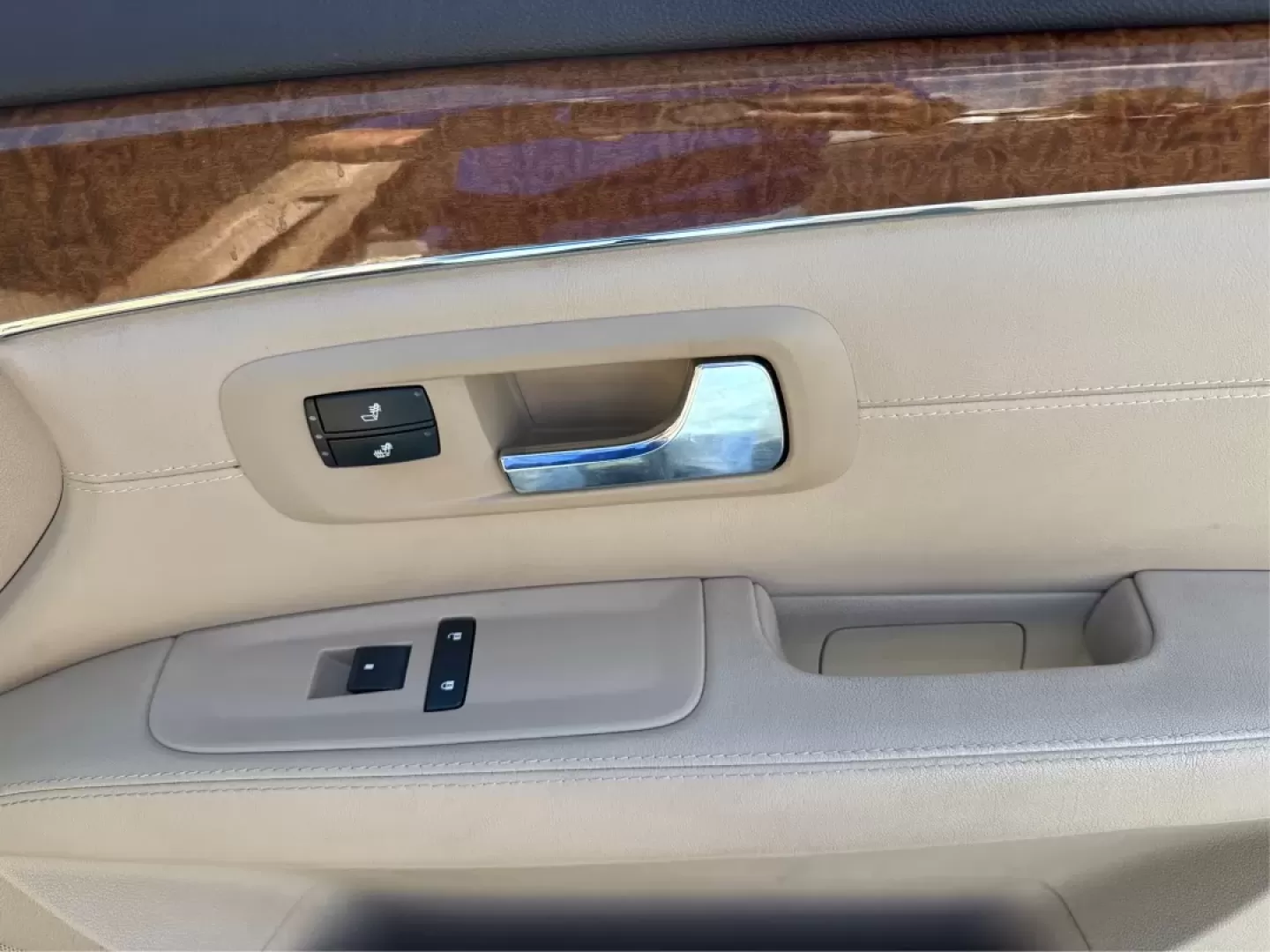 2008 Cadillac SRX V6 (1GYEE437X80) with an 3.6L V-6 DOHC engine, located at 1230 East Main St, Xenia, OH, 45385, (937) 908-9800, 39.688026, -83.910172 - **Discover Luxury and Versatility with the 2008 Cadillac SRX at Advantage Car and Credit Xenia**<br /> <br /> Are you looking for a vehicle that seamlessly blends luxury with practicality? The 2008 Cadillac SRX is the perfect companion for those who desire a comfortable ride for their family, want - Photo#19