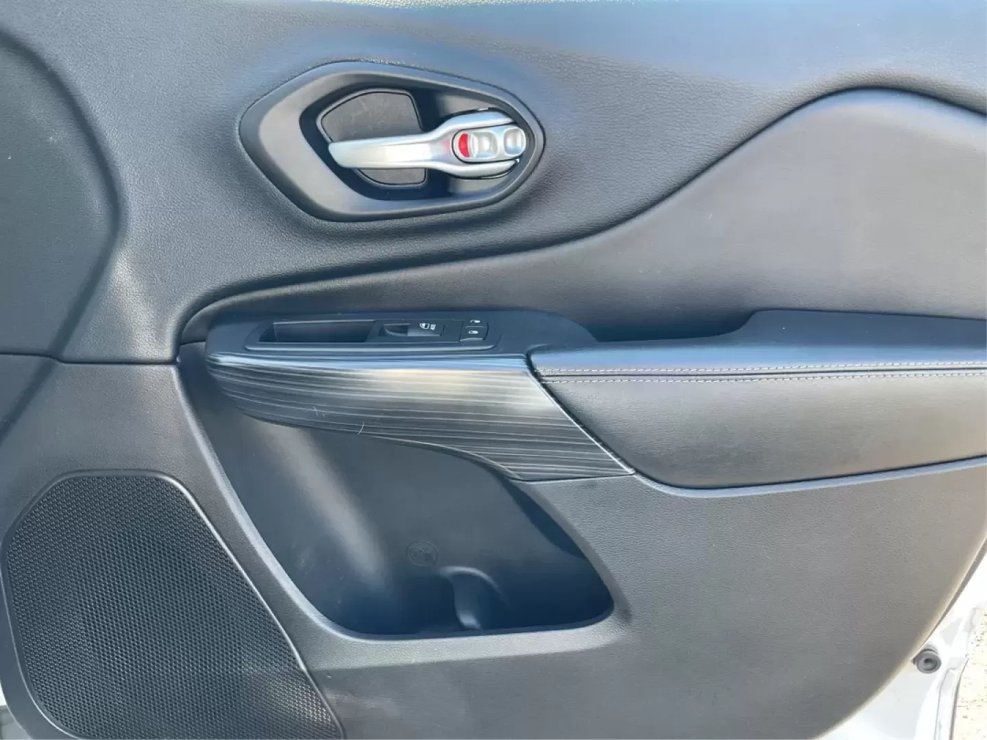 2016 Jeep Cherokee Limited (1C4PJLDB7GW) with an Other engine, located at 880 E. National Road, Vandalia, OH, 45377, (937) 908-9800, 39.891918, -84.183594 - **Discover Your Next Adventure with the 2016 Jeep Cherokee Limited Perfect for Family Road Trips and Everyday Commuting!**<br /> <br /> Are you ready to elevate your driving experience? The 2016 Jeep Cherokee Limited is the ideal crossover for families, adventurers, and daily commuters alike. With - Photo#20