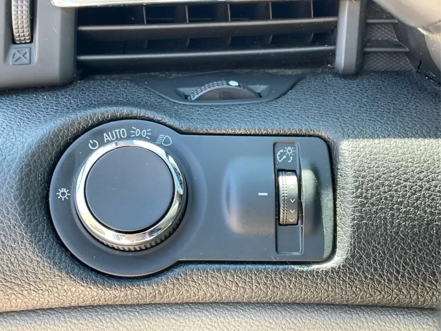 2015 Chevrolet Malibu 1FL (1G11A5SL9FU) with an ECOTEC 2.5L I-4 gasoline direct injection engine, located at 1099 N County Rd 25A , Troy, OH, 45373, (937) 908-9800, 40.057079, -84.212883 - **Discover Your Next Adventure with the 2015 Chevrolet Malibu at Advantage Car and Credit - Troy!**<br /> <br /> Are you in search of a reliable sedan that seamlessly combines style, comfort, and performance for your daily commute? Look no further! The 2015 Chevrolet Malibu 1FL is the perfect vehicl - Photo#17