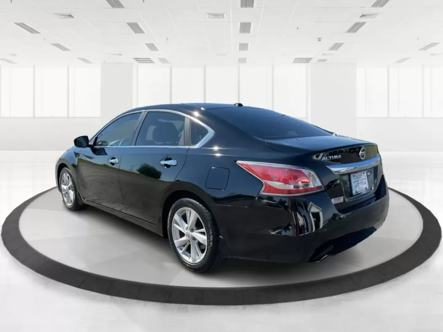 2015 Nissan Altima 2.5 SL (1N4AL3AP7FN) with an 2.5L I-4 DOHC engine, located at 1184 Kauffman Ave, Fairborn, OH, 45324, (937) 908-9800, 39.807072, -84.030914 - **Rev Up Your Lifestyle with the 2015 Nissan Altima 2.5 SL at Advantage Car and Credit!**<br /> <br /> Are you seeking a reliable vehicle that effortlessly merges style, comfort, and performance? Look no further than this stunning 2015 Nissan Altima 2.5 SL, perfect for commuters, families, and weeke - Photo#4