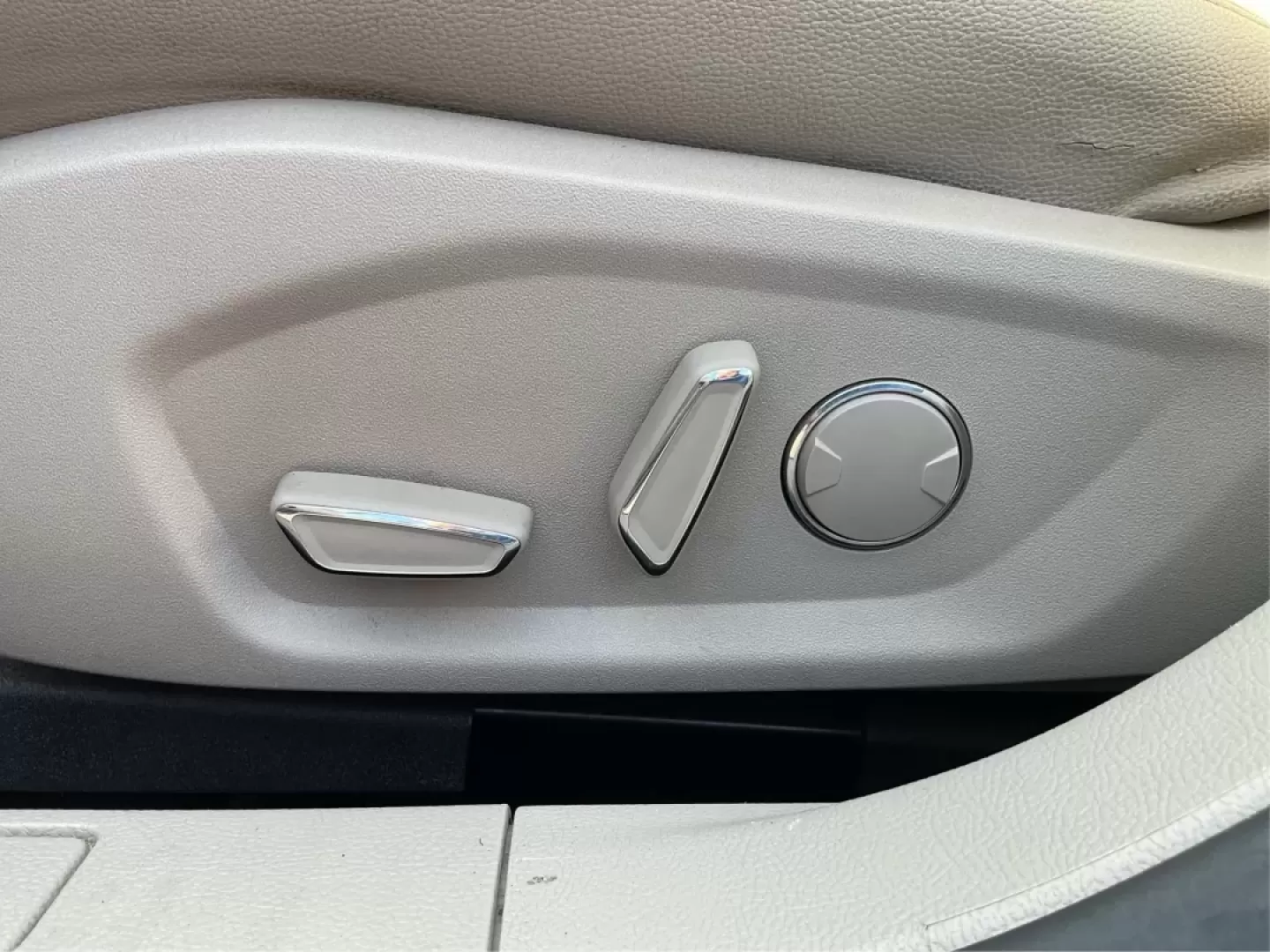 2018 Ford Fusion SE (3FA6P0HD4JR) with an Other engine, located at 8750 N County Rd 25A, Piqua, OH, 45356, (937) 908-9800, 40.164391, -84.232513 - **Experience the Perfect Blend of Comfort and Style with this 2018 Ford Fusion SE at Advantage Car and Credit Piqua!**<br /> <br /> Are you searching for a reliable sedan that combines comfort, tech features, and a sleek design? Look no further than this stunning **2018 Ford Fusion SE**! This car i - Photo#18