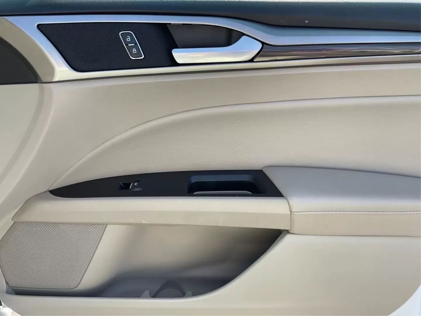 2018 Ford Fusion SE (3FA6P0HD4JR) with an Other engine, located at 8750 N County Rd 25A, Piqua, OH, 45356, (937) 908-9800, 40.164391, -84.232513 - **Experience the Perfect Blend of Comfort and Style with this 2018 Ford Fusion SE at Advantage Car and Credit Piqua!**<br /> <br /> Are you searching for a reliable sedan that combines comfort, tech features, and a sleek design? Look no further than this stunning **2018 Ford Fusion SE**! This car i - Photo#20