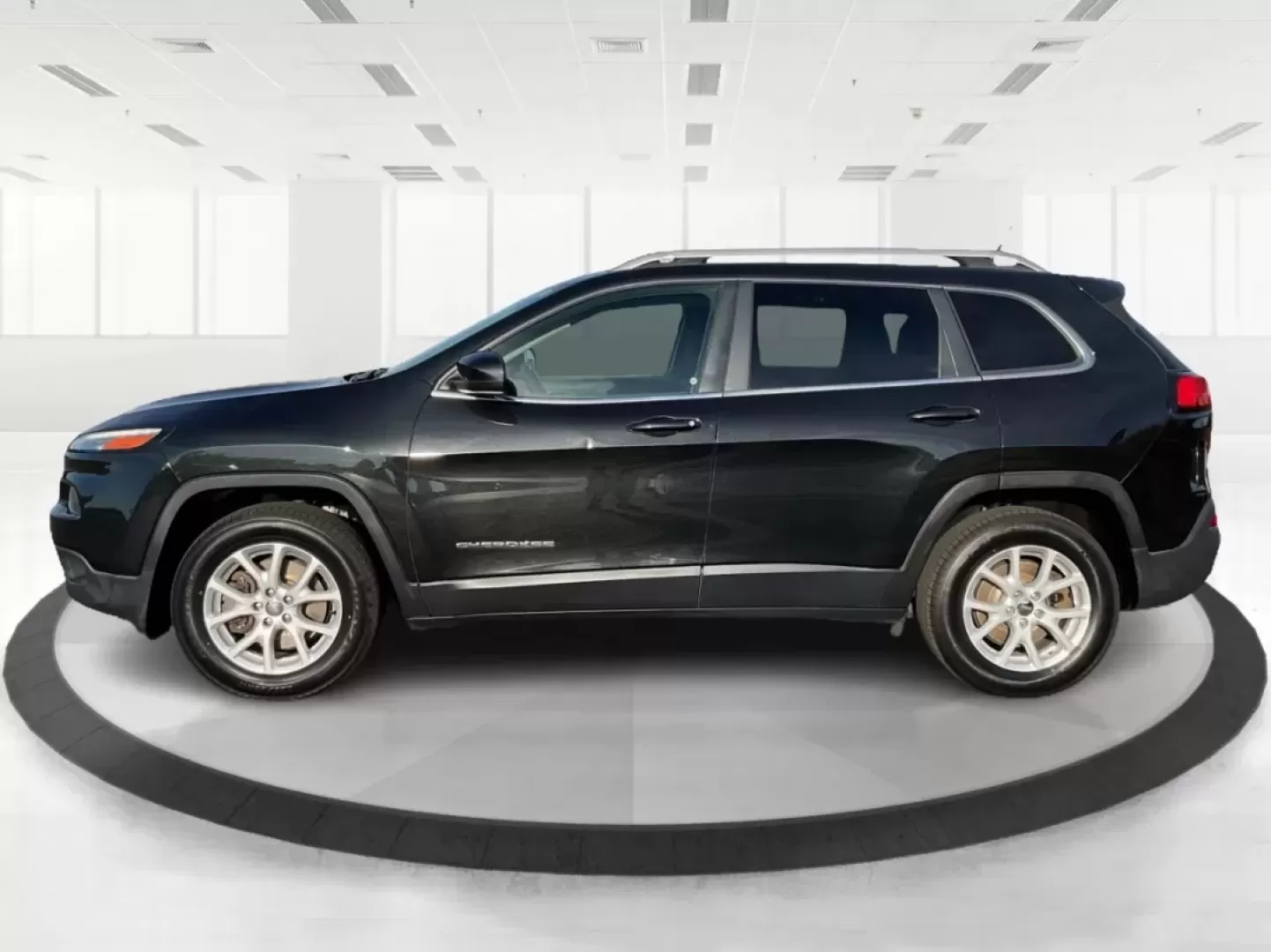 2015 Jeep Cherokee Latitude (1C4PJMCB3FW) with an Other engine, located at 880 E. National Road, Vandalia, OH, 45377, (937) 908-9800, 39.891918, -84.183594 - **Unleash New Adventures with the 2015 Jeep Cherokee Latitude Your Ideal Crossover Awaits!**<br /> <br /> Are you ready to elevate your lifestyle with a vehicle that's as adventurous as you are? Whether you're embarking on weekend getaways, navigating your daily commute, or simply enjoying family o - Photo#5