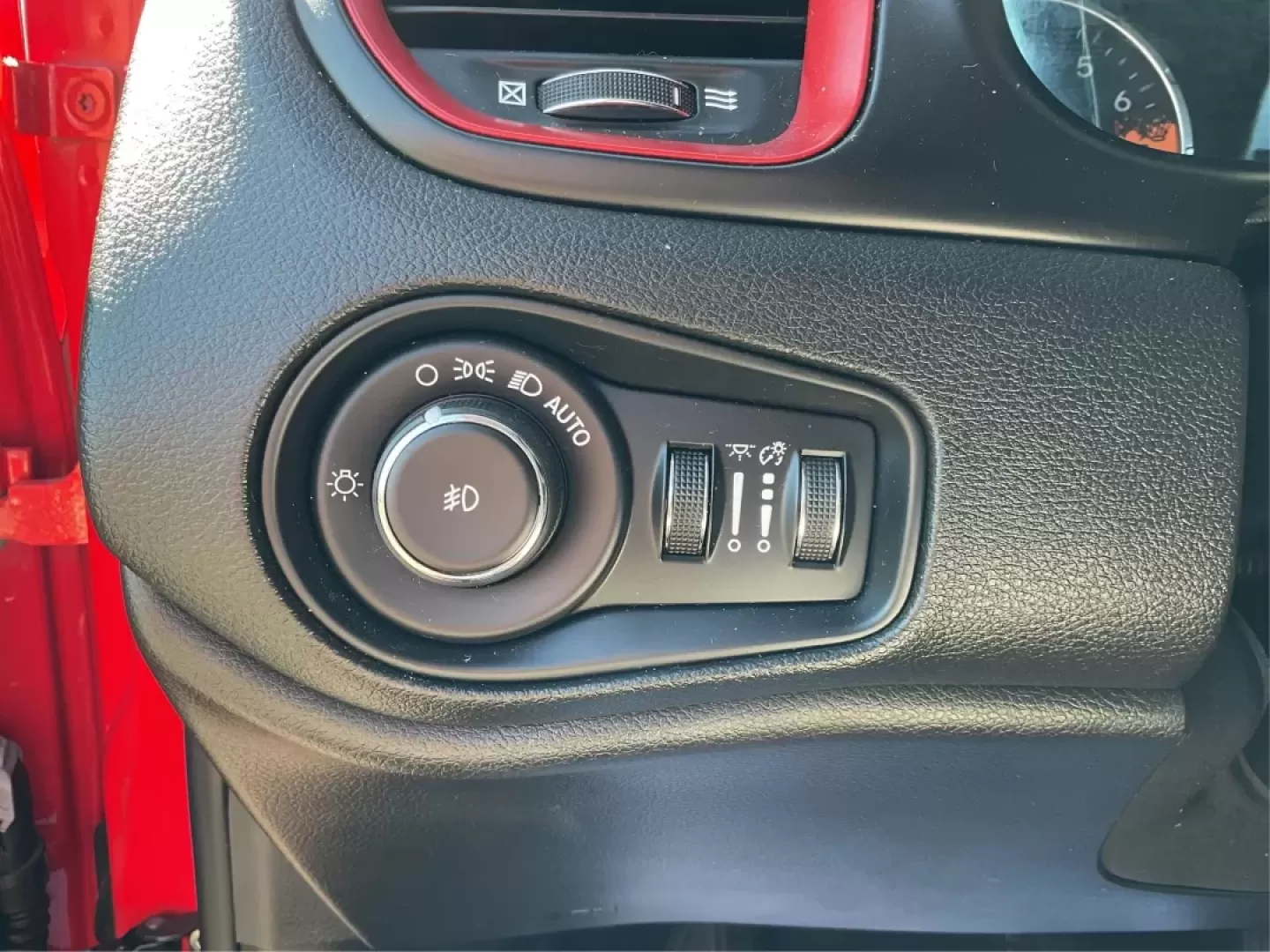 2016 Jeep Renegade Trailhawk (ZACCJBCTXGP) with an Tigershark MultiAir 2.4L I-4 variable valve contro engine, located at 1099 N County Rd 25A , Troy, OH, 45373, (937) 908-9800, 40.057079, -84.212883 - **Experience Adventure and Comfort with the 2016 Jeep Renegade Trailhawk!**<br /> <br /> Are you ready to elevate your lifestyle with a versatile vehicle that's perfect for weekend getaways, daily commutes, and everything in between? Look no further than the 2016 Jeep Renegade Trailhawk available at - Photo#17