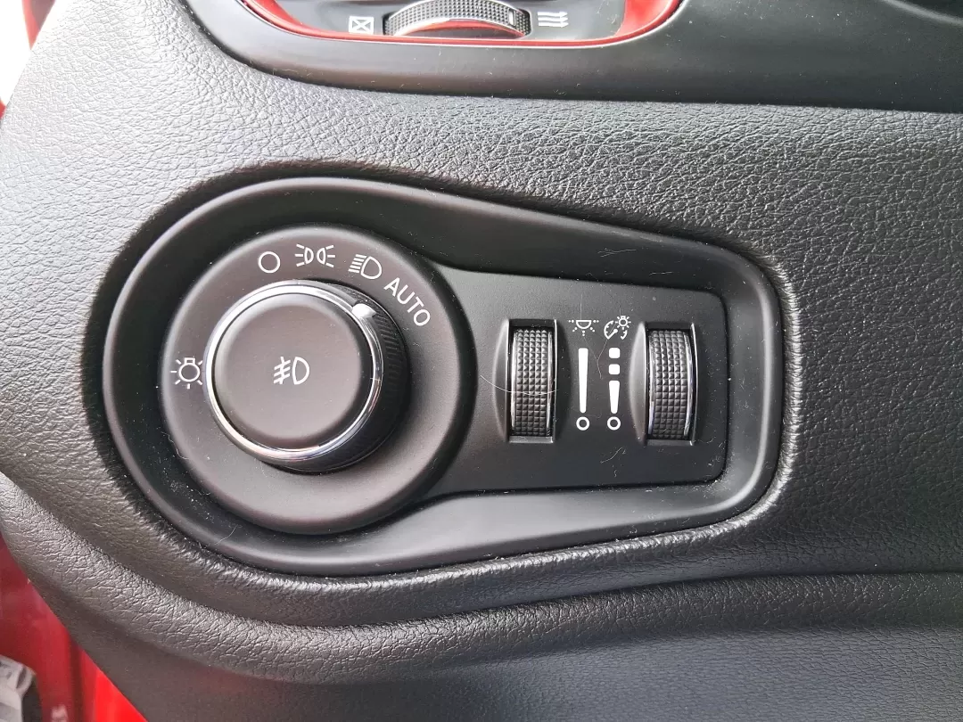 2016 Jeep Renegade Trailhawk (ZACCJBCTXGP) with an Tigershark MultiAir 2.4L I-4 variable valve contro engine, 9A transmission, located at 1099 N County Rd 25A , Troy, OH, 45373, (937) 908-9800, 40.057079, -84.212883 - **Experience Adventure and Comfort with the 2016 Jeep Renegade Trailhawk!**<br /> <br /> Are you ready to elevate your lifestyle with a versatile vehicle that's perfect for weekend getaways, daily commutes, and everything in between? Look no further than the 2016 Jeep Renegade Trailhawk available at - Photo#17