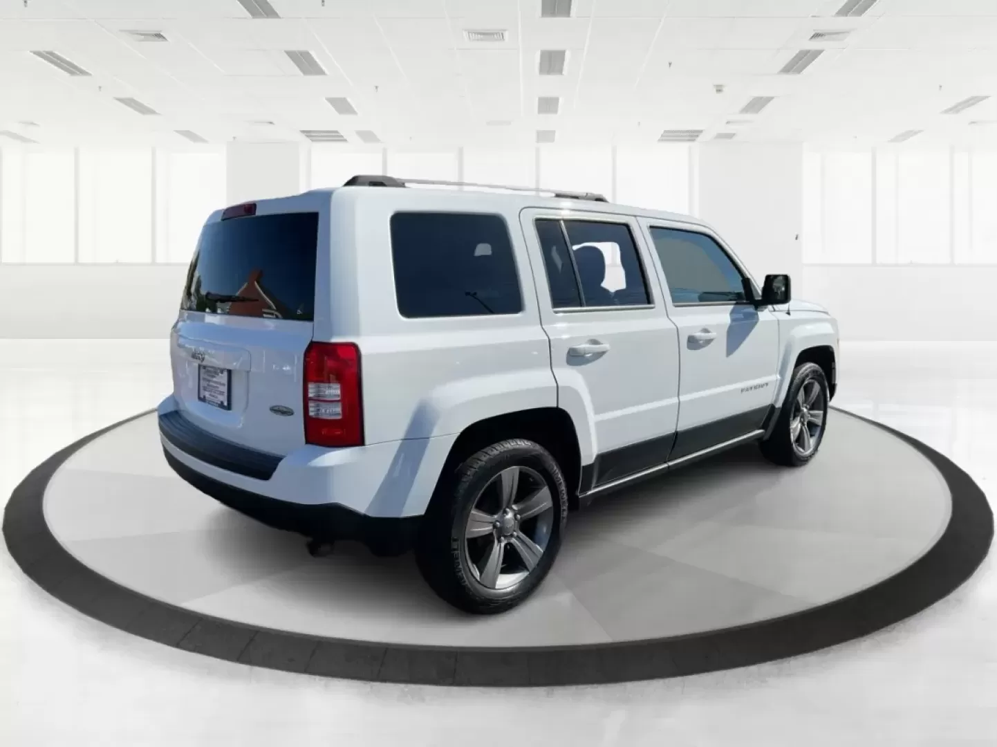 2015 Jeep Patriot High Altitude Edition (1C4NJPFA5FD) with an 2L I-4 DOHC engine, located at 1230 East Main St, Xenia, OH, 45385, (937) 908-9800, 39.688026, -83.910172 - Discover the perfect blend of adventure and everyday practicality with the 2015 Jeep Patriot High Altitude Edition, now available at Advantage Car and Credit in Moraine, OH! Designed for those who want to conquer both the urban jungle and the great outdoors, this SUV is not just a vehicle; it's a li - Photo#2