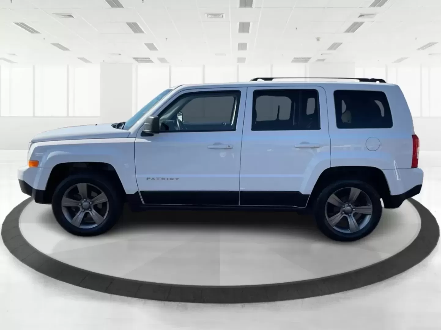 2015 Jeep Patriot High Altitude Edition (1C4NJPFA5FD) with an 2L I-4 DOHC engine, located at 1230 East Main St, Xenia, OH, 45385, (937) 908-9800, 39.688026, -83.910172 - Discover the perfect blend of adventure and everyday practicality with the 2015 Jeep Patriot High Altitude Edition, now available at Advantage Car and Credit in Moraine, OH! Designed for those who want to conquer both the urban jungle and the great outdoors, this SUV is not just a vehicle; it's a li - Photo#5