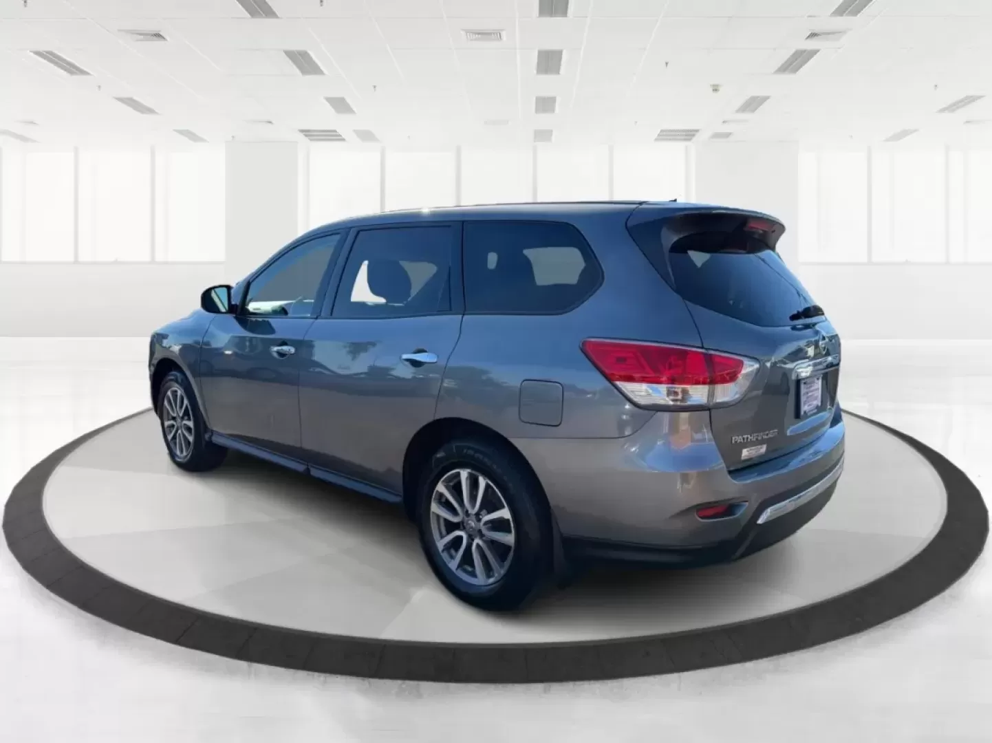 2015 Nissan Pathfinder S (5N1AR2MM5FC) with an 3.5L V-6 DOHC engine, located at 401 Woodman Dr, Riverside, OH, 45431, (937) 908-9800, 39.760899, -84.123421 - **Adventure Awaits with the 2015 Nissan Pathfinder at Advantage Car and Credit - Riverside!**<br /> <br /> Are you ready to elevate your family's adventures or weekend getaways? The 2015 Nissan Pathfinder, now available at Advantage Car and Credit in Riverside, OH, is the perfect vehicle to accompan - Photo#4