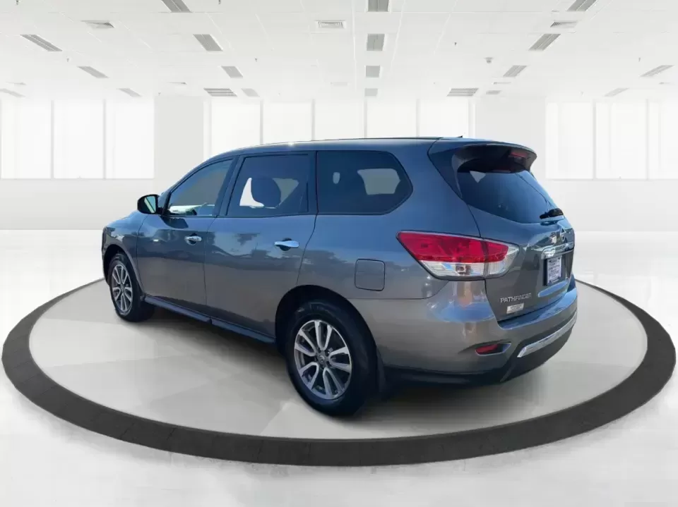 2015 Nissan Pathfinder S (5N1AR2MM5FC) with an 3.5L V-6 DOHC engine, Continuously Variable Transmission transmission, located at 4508 South Dixie Dr, Moraine, OH, 45439, (937) 908-9800, 39.689976, -84.218452 - **Adventure Awaits with the 2015 Nissan Pathfinder at Advantage Car and Credit - Riverside!**<br /> <br /> Are you ready to elevate your family's adventures or weekend getaways? The 2015 Nissan Pathfinder, now available at Advantage Car and Credit in Riverside, OH, is the perfect vehicle to accompan - Photo#4